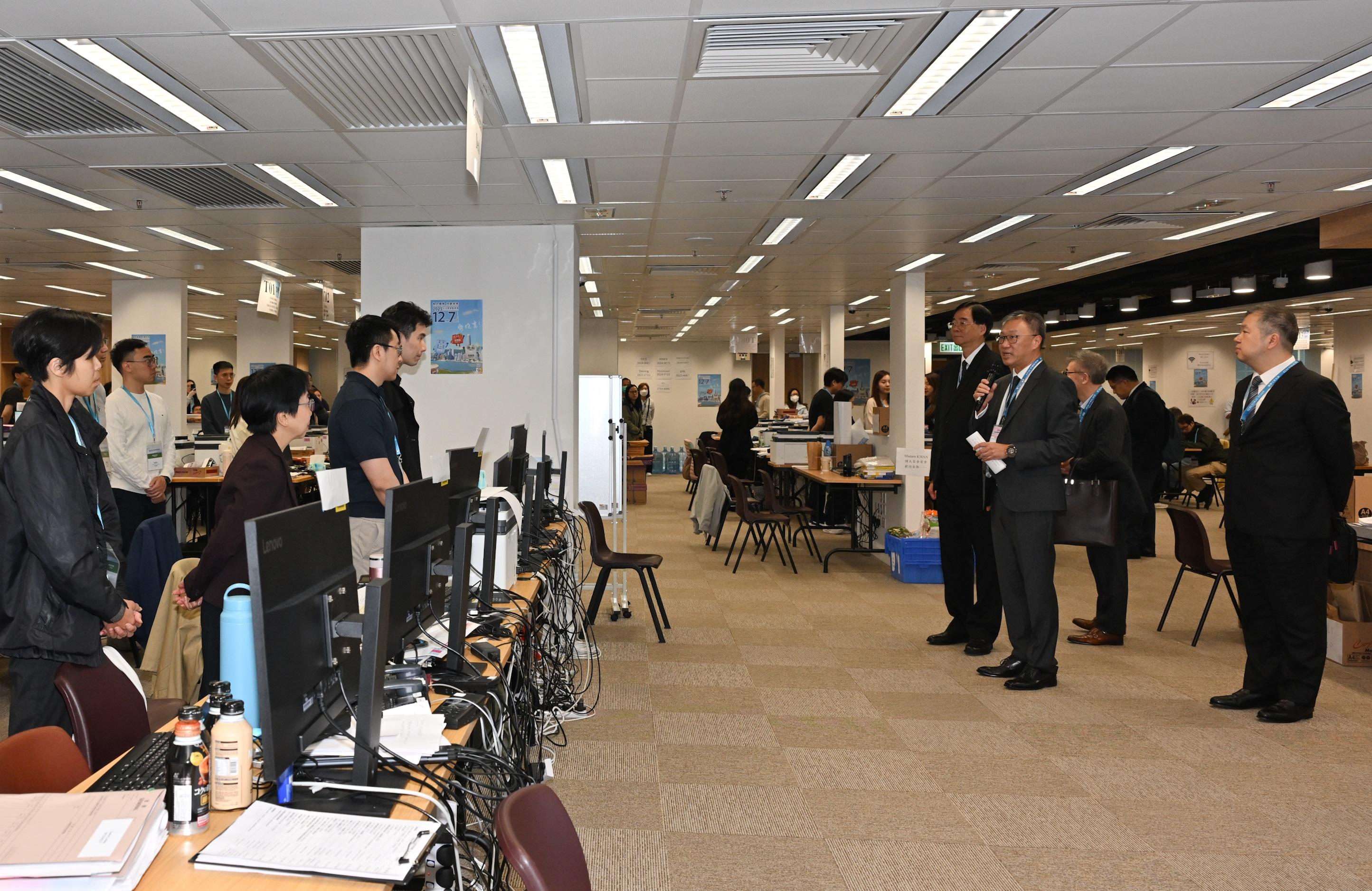 選舉管理委員會（選管會）主席陸啟康法官（右二）今日（十二月七日）早上聯同選管會委員石丹理教授（右三）和文本立資深大律師（右一）巡視二○二五年立法會換屆選舉的數據資訊中心。