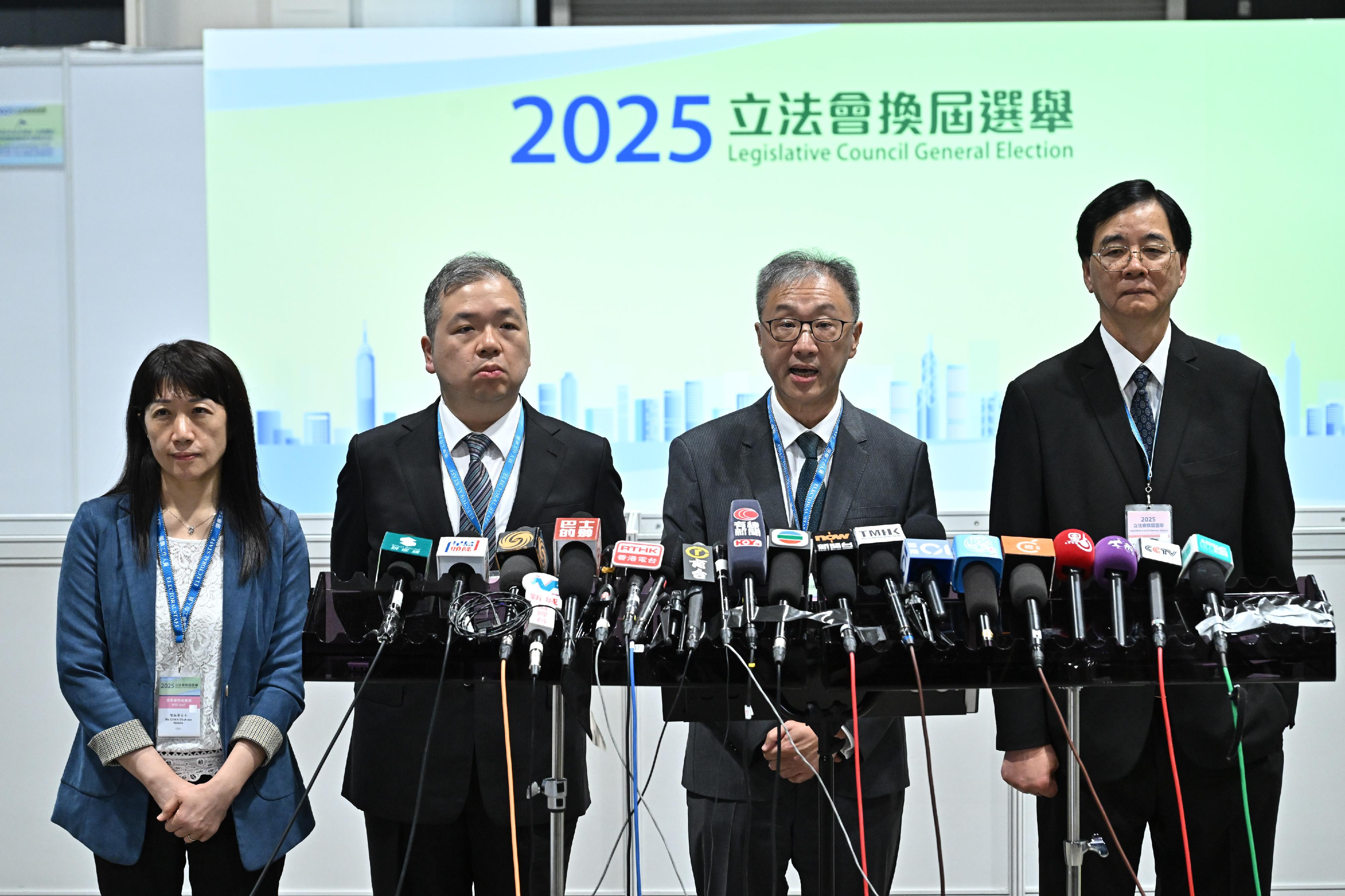 選舉管理委員會(選管會)主席陸啟康法官(右二)今日(十二月八日)上午在設於香港會議展覽中心的二○二五年立法會換屆選舉新聞中心會見傳媒,總結選舉情況。旁為選管會委員石丹理教授(右一)和文本立資深大律師(左二),以及選舉事務處總選舉事務主任陳淑華(左一)。