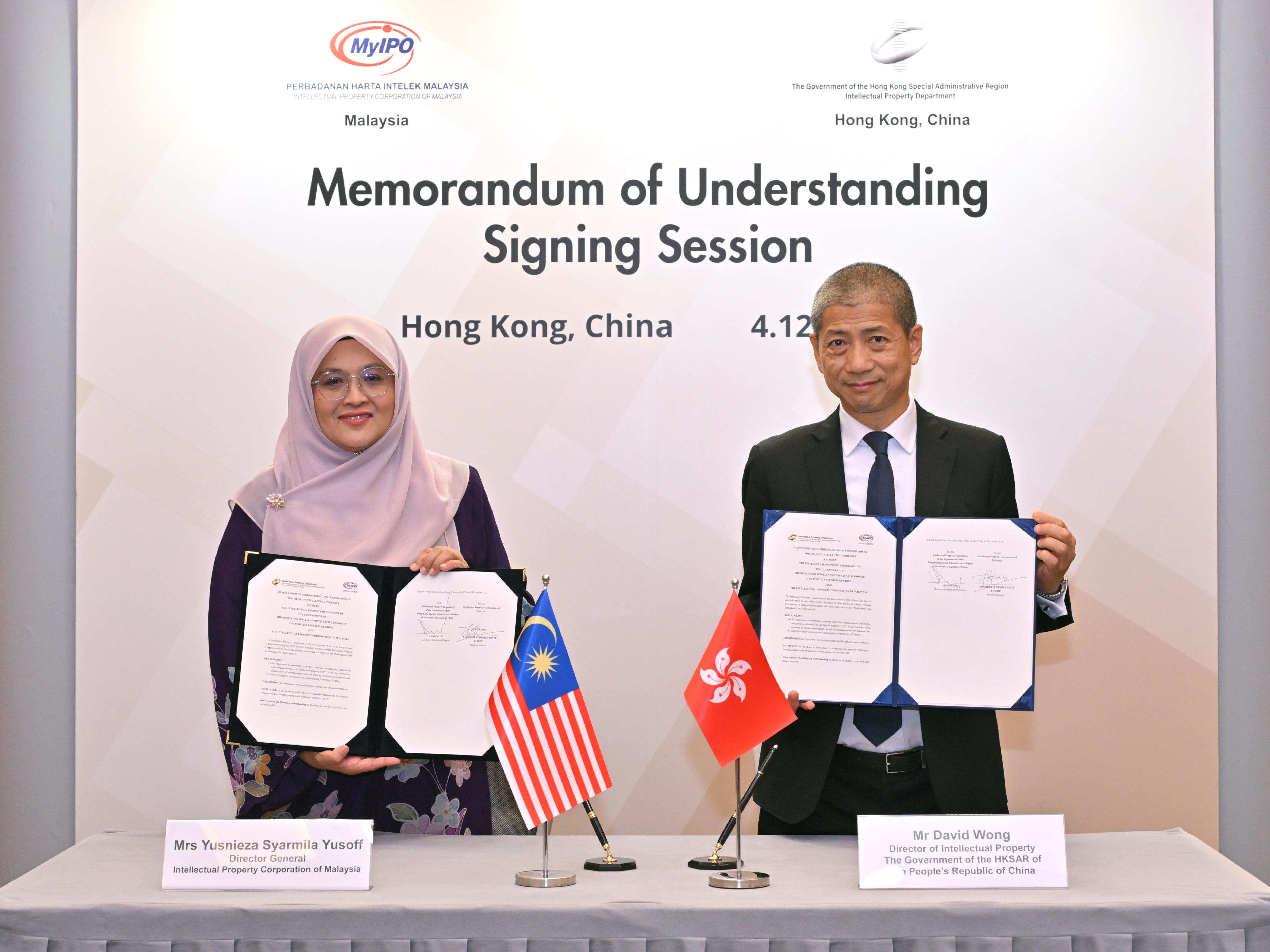 The Intellectual Property Department signed a Memorandum of Understanding (MOU) with the Intellectual Property Corporation of Malaysia on December 4 to establish a framework for collaboration in the field of intellectual property to drive innovation and economic development. Photo shows the Director of Intellectual Property, Mr David Wong (right), and the Director General of the Intellectual Property Corporation of Malaysia, Mrs Yusnieza Syarmila Yusoff (left), after signing the MOU.