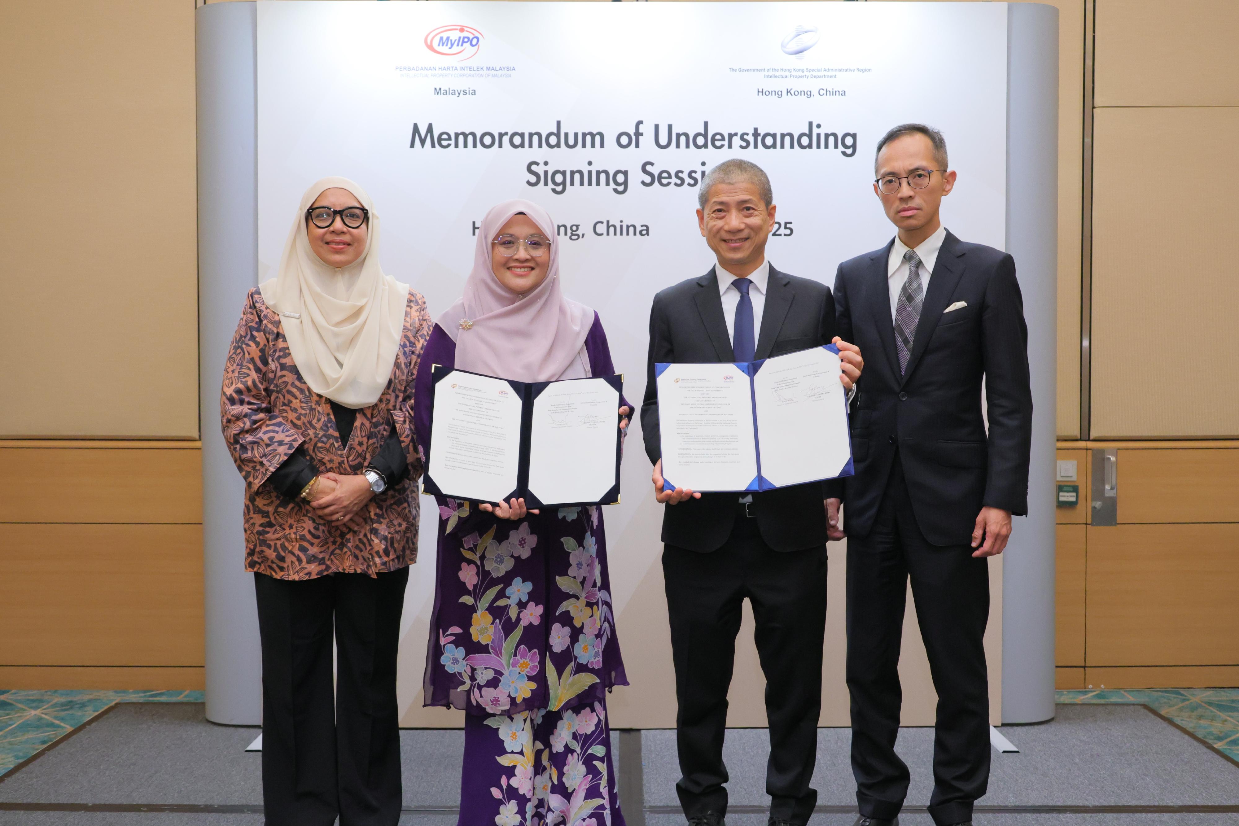 The Intellectual Property Department signed a Memorandum of Understanding with the Intellectual Property Corporation of Malaysia (MyIPO) on December 4 to establish a framework for collaboration in the field of intellectual property to drive innovation and economic development. Photo shows the Director of Intellectual Property, Mr David Wong (second right); the Director General of MyIPO, Mrs Yusnieza Syarmila Yusoff (second left); the Deputy Director of Intellectual Property, Mr Thomas Tsang (first right); and the Director of Policy and International Affairs Division of MyIPO, Mrs Suraya binti Mohamad Ahmad (first left), at the signing session.