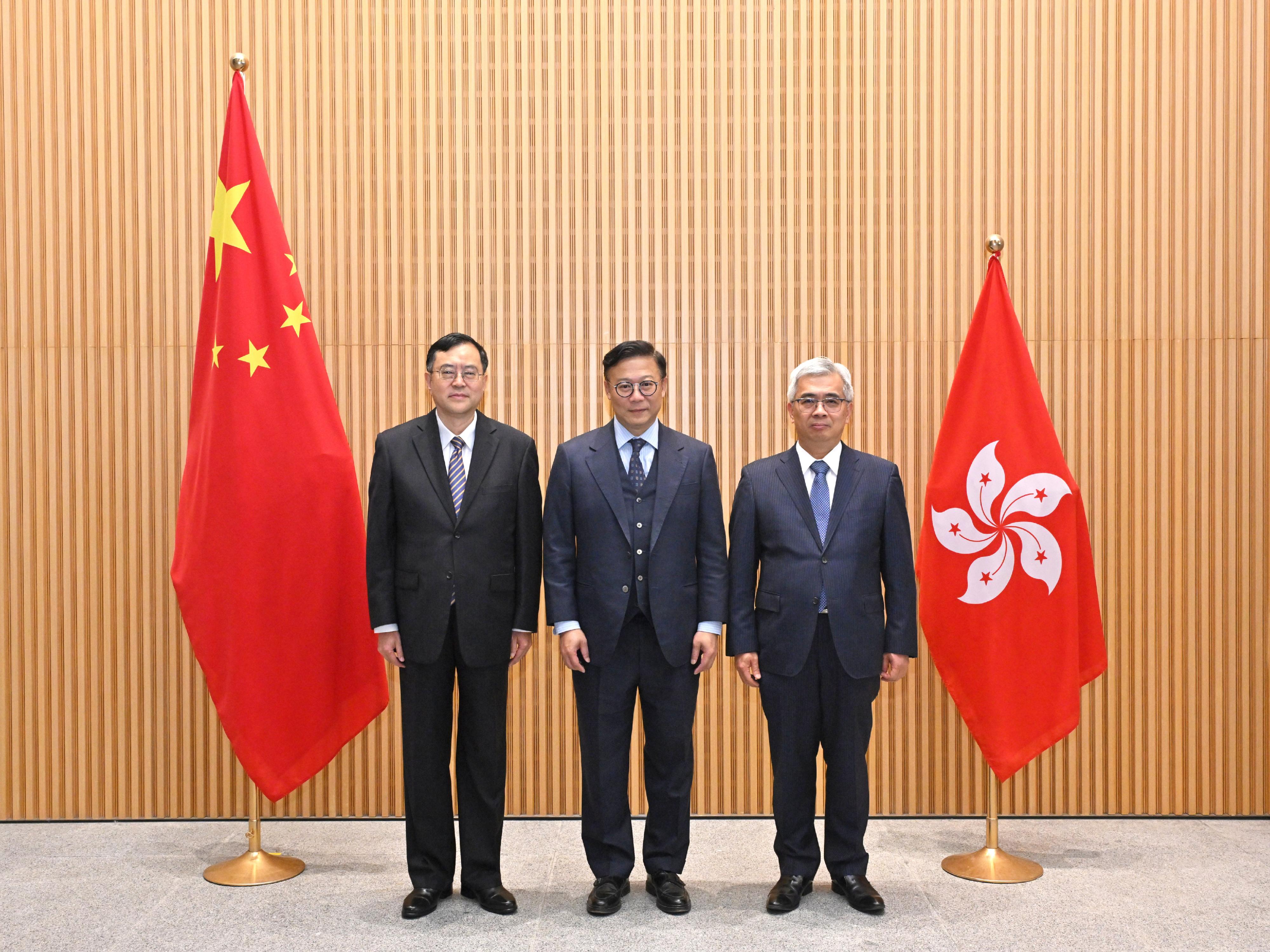 律政司副司长张国钧博士今日(十二月九日)主持第七次粤港澳大湾区法律部门联席会议。图示张国钧博士(中)、广东省司法厅厅长陈旭东(左)和澳门特别行政区政府行政法务司司长黄少泽(右)出席会议前合照。