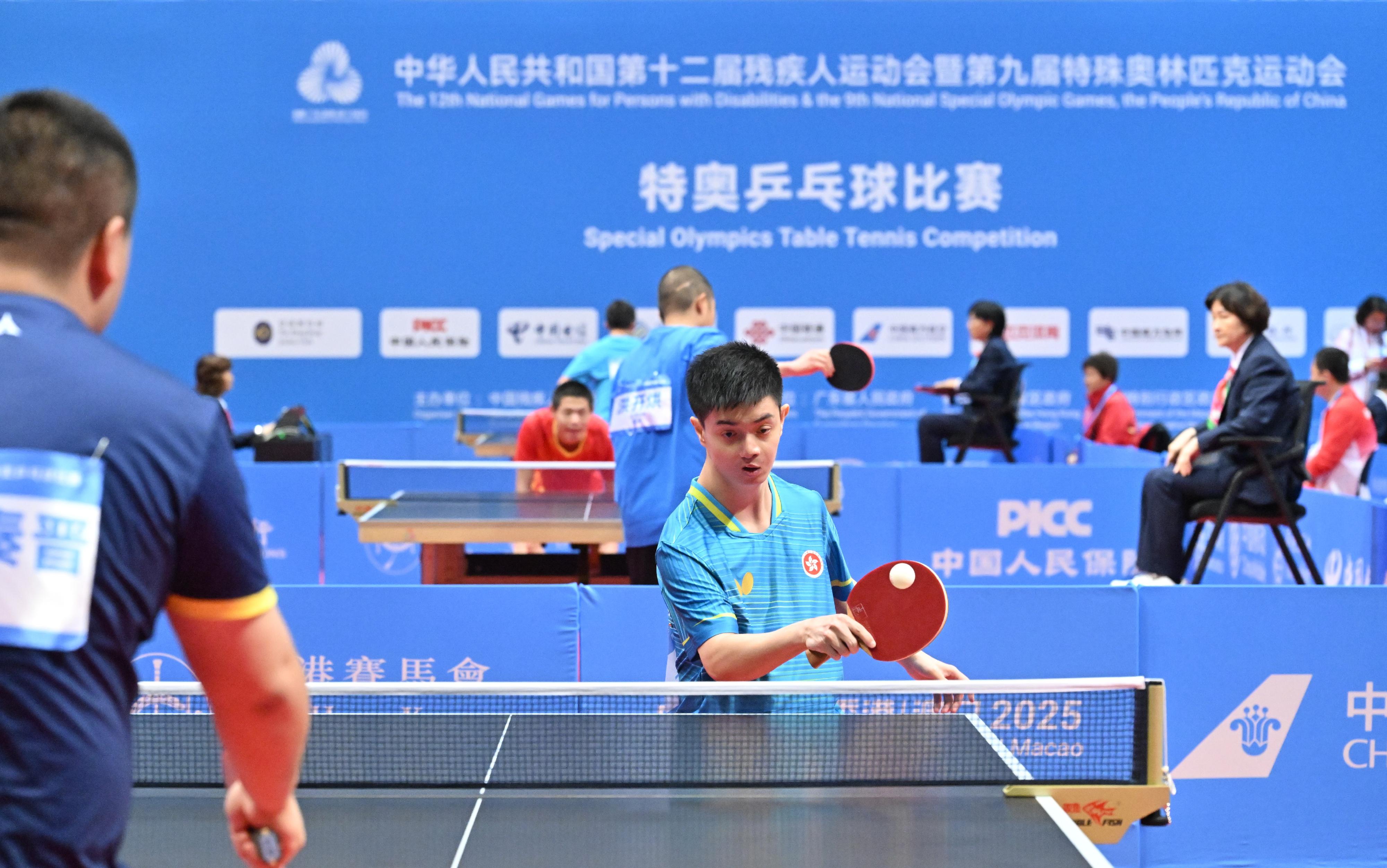 The National Special Olympic Games table tennis competition of the 12th National Games for Persons with Disabilities and the 9th National Special Olympic Games was held today (December 6) at Tsuen Wan Sports Centre. Photo shows athletes competing in the men's singles.