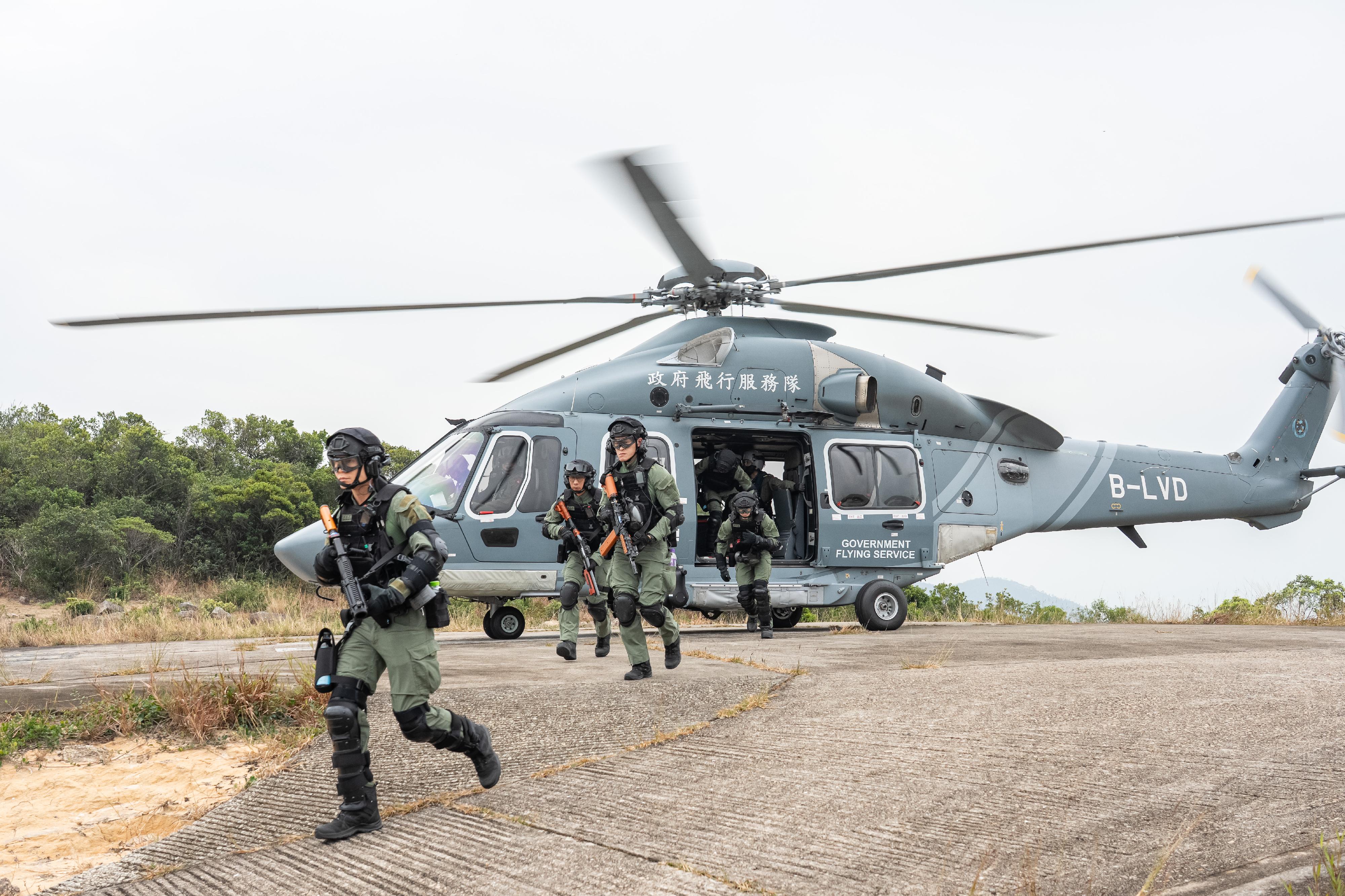 The Correctional Services Department (CSD) conducted a large-scale emergency exercise, code-named "Concord XXIV", at Hei Ling Chau Correctional Institution today (December 10). The exercise simulated a series of incidents, which included mass indiscipline by persons in custody (PICs), a hostage-taking situation, a PIC escape attempt, assaults on CSD staff, a fire and the discovery of explosives. Photo shows staff members from the CSD and the Government Flying Service participating in the exercise.
