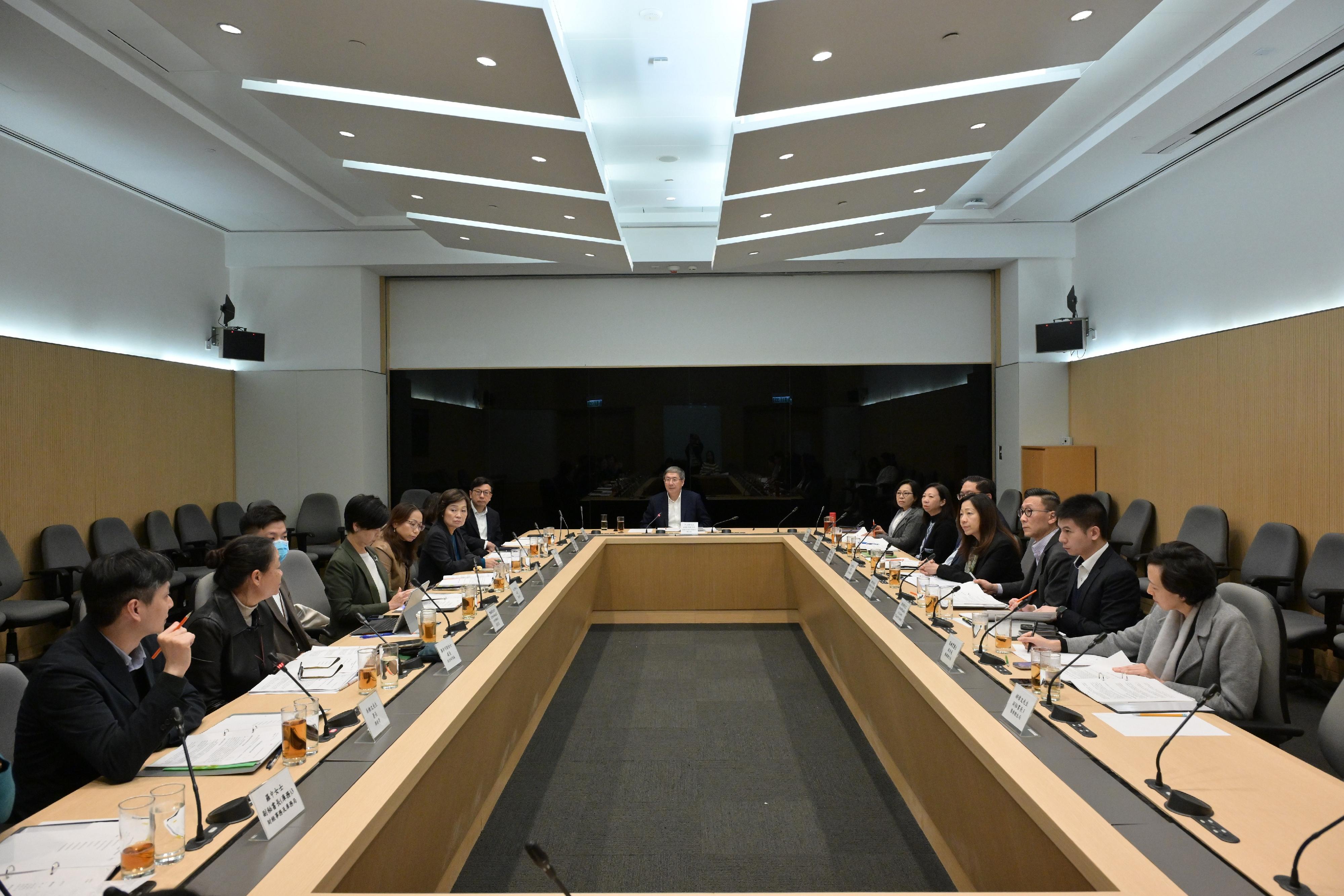 The Deputy Chief Secretary for Administration, Mr Cheuk Wing-hing, today (December 10) chairs the first meeting of the Steering Committee on the Support Fund for Wang Fuk Court in Tai Po.