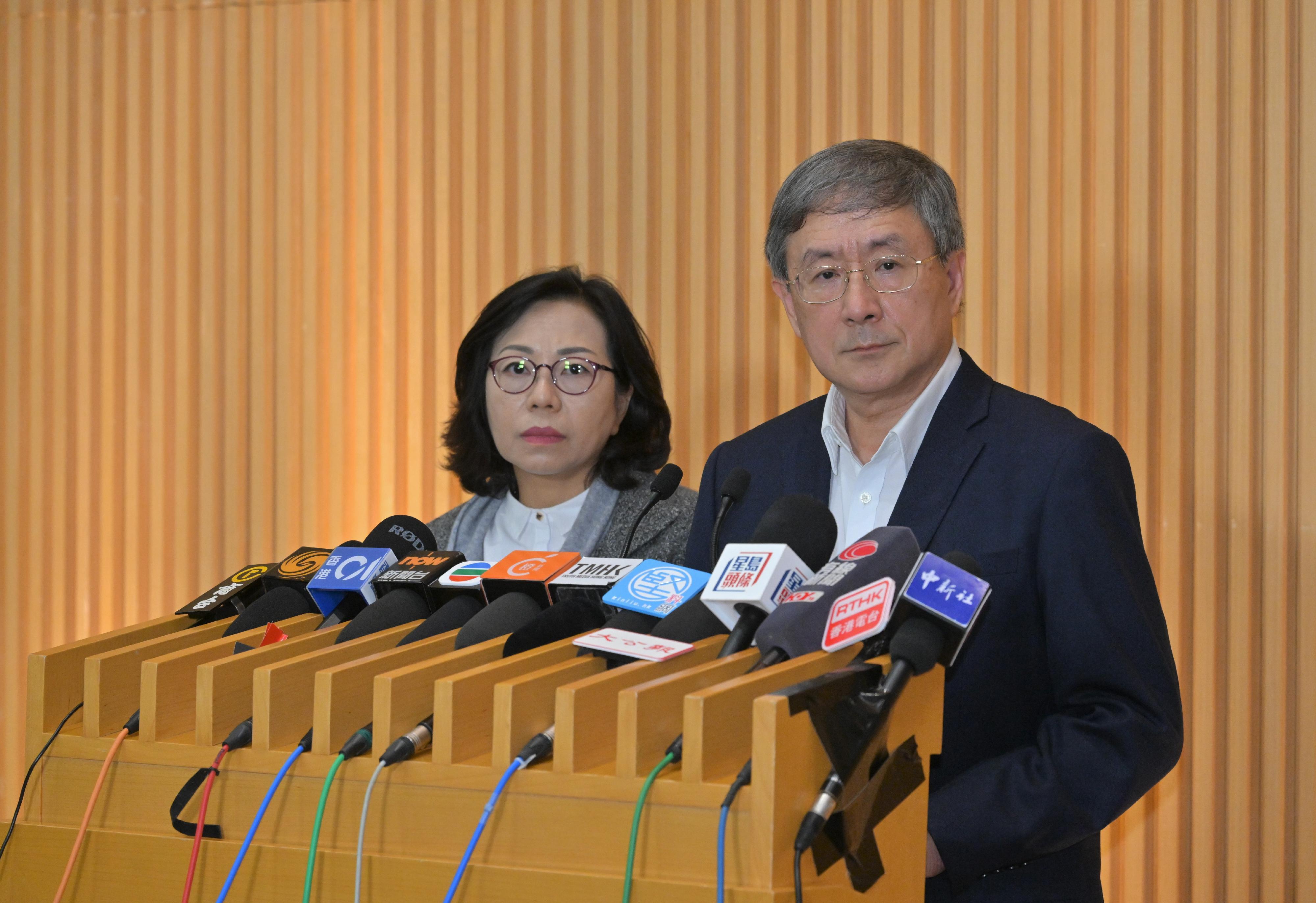 政務司副司長卓永興（右）和民政及青年事務局局長麥美娟（左）今日（十二月十日）就「大埔宏福苑援助基金」會見傳媒。