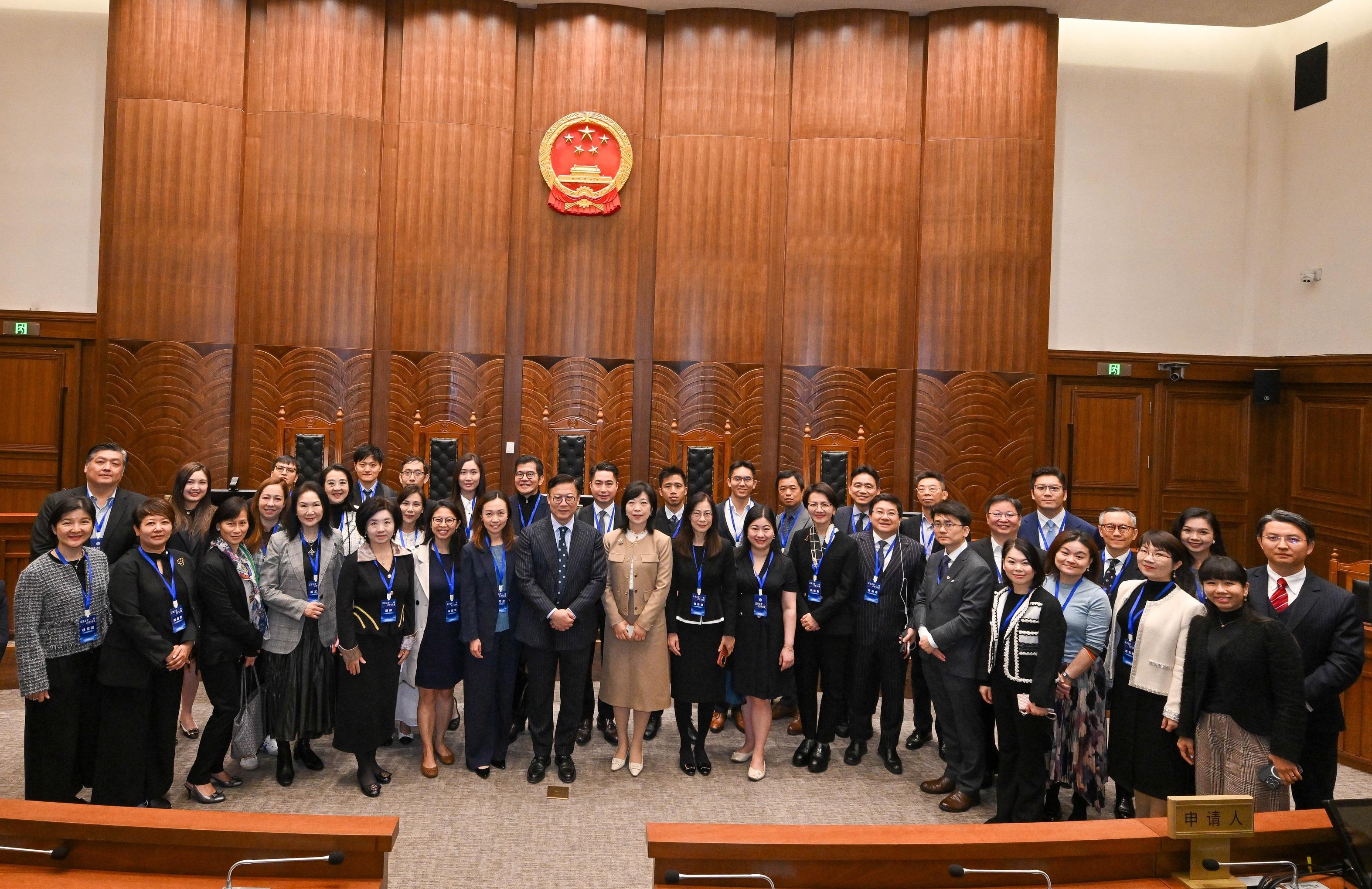 The Deputy Secretary for Justice, Dr Cheung Kwok-kwan, led a cross-professional delegation to Shenzhen today (December 10) for an exchange event with Mainland enterprises going global. Photo shows Dr Cheung (front row, eighth left) and the delegation with Deputy Secretary of Political and Legal Affairs Commission of the CPC Shenzhen Municipal Committee Ms Wang Hong (front row, seventh right) during their visit to the First Circuit Court of the Supreme People's Court.