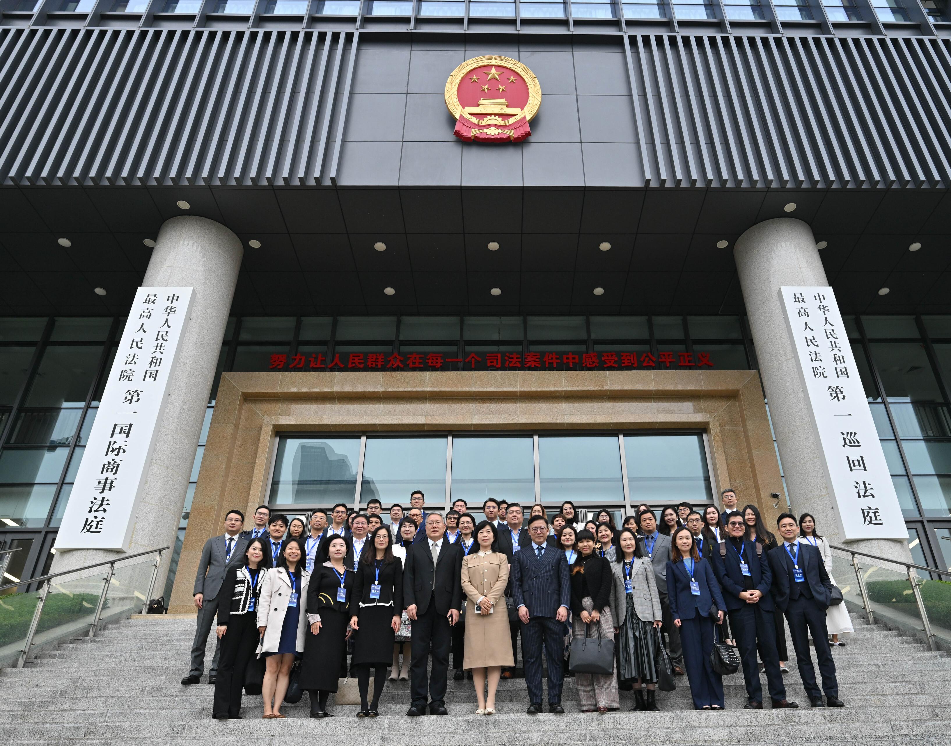 The Deputy Secretary for Justice, Dr Cheung Kwok-kwan, led a cross-professional delegation to Shenzhen today (December 10) for an exchange event with Mainland enterprises going global. Photo shows Dr Cheung (front row, sixth right) and the delegation with Deputy Secretary of Political and Legal Affairs Commission of the CPC Shenzhen Municipal Committee Ms Wang Hong (front row, sixth left) after their visit to the First Circuit Court of the Supreme People's Court.