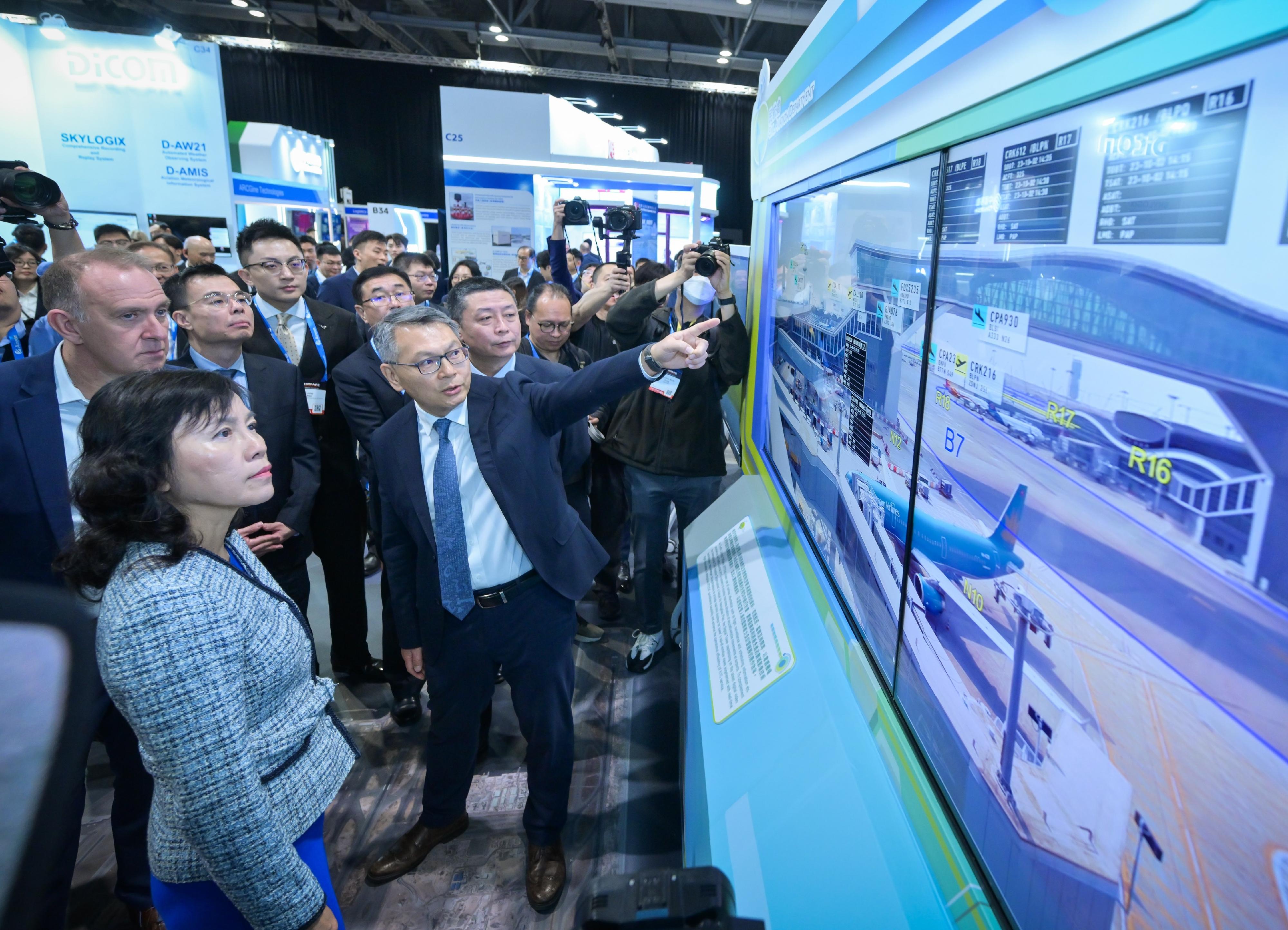 The Secretary for Transport and Logistics, Ms Mable Chan (front row, first left); the Deputy Administrator of the Civil Aviation Administration of China, Mr Ma Bing (front row, third left); the President and Chief Executive Officer of the Civil Air Navigation Services Organisation, Mr Simon Hocquard (back row, first left); and the Director-General of Civil Aviation of Hong Kong, Mr Victor Liu (front row, second left), visited the exhibition booths after officiating at the opening ceremony of Airspace Asia Pacific 2025 on December 9.