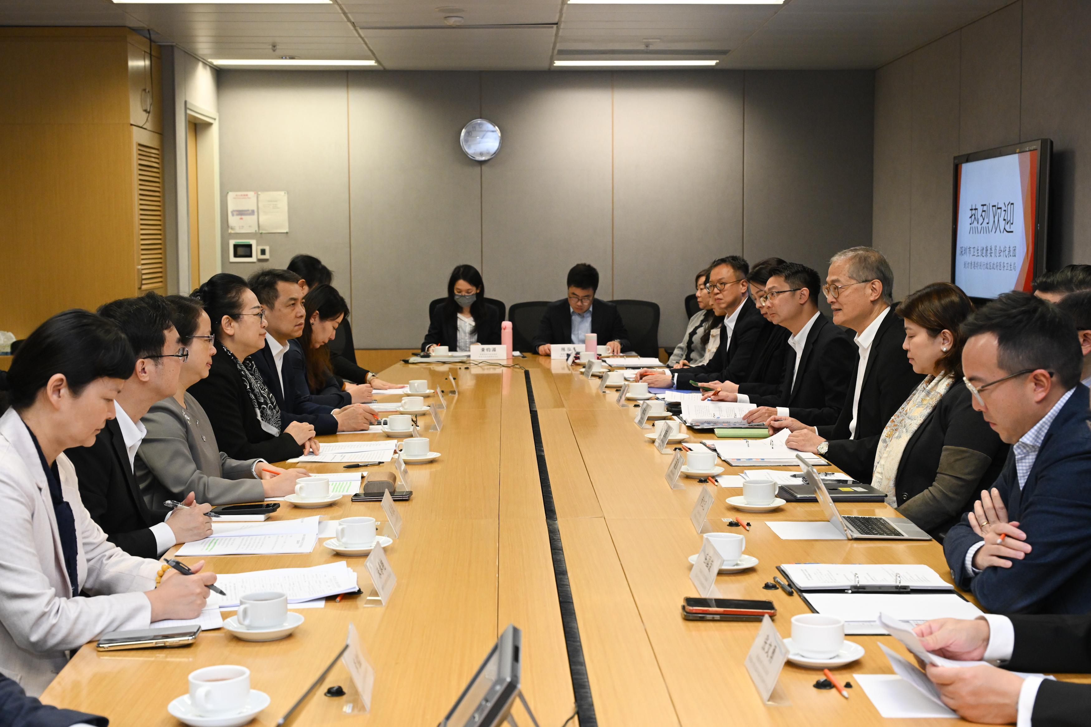 The Secretary for Health, Professor Lo Chung-mau (third right), and the Director General of the Public Hygiene and Health Commission of Shenzhen Municipality, Ms Wu Hongyan (fourth left), host the second meeting of the Task Force for Medical Collaboration between Shenzhen and Hong Kong in Hong Kong today (December 11). The Chief Executive of the Hospital Authority, Dr Libby Lee (second right), and the Controller of Regulatory Affairs of the Department of Health, Dr Fung Ying (fifth right), also attend.

