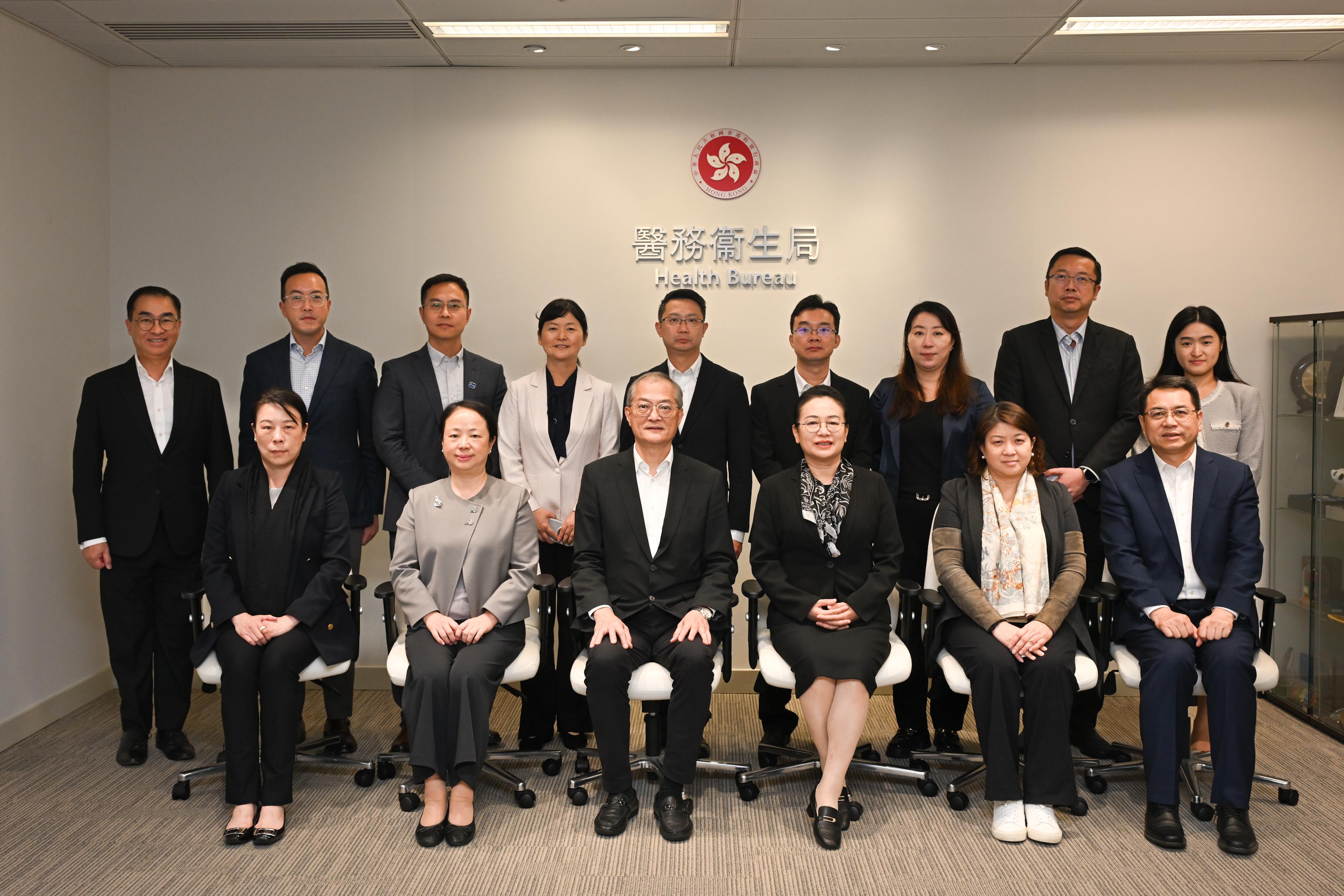 医务卫生局局长卢宠茂教授与深圳市卫生健康委员会主任吴红艳今日(十二月十一日)在香港主持第二次深港医疗卫生合作专班会议。图示卢宠茂教授(前排左三)、吴红艳(前排右三)、医院管理局行政总裁李夏茵医生(前排右二)、卫生署规管事务总监封萤医生(前排左一)和其他与会者合照。