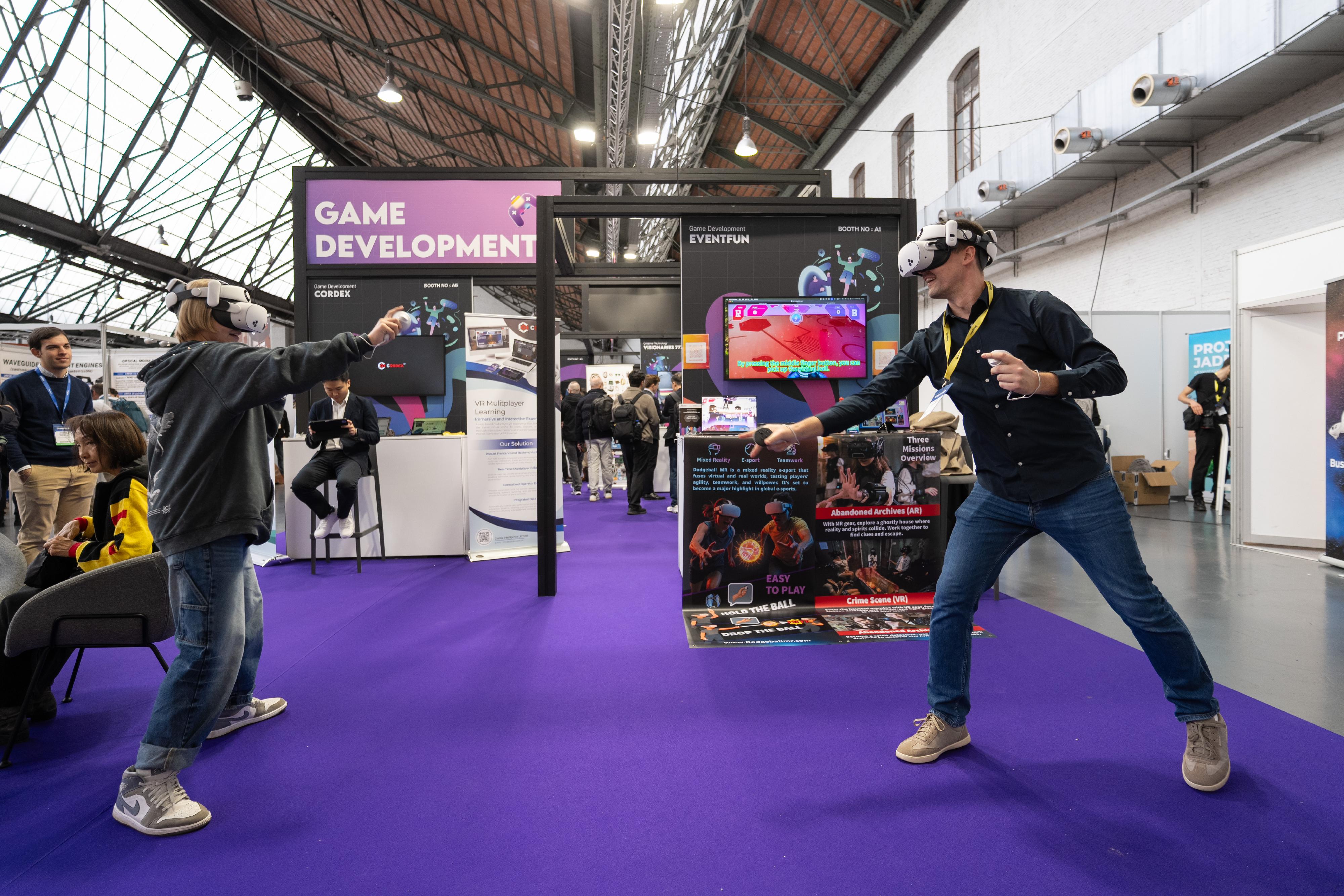 The Cultural and Creative Industries Development Agency under the Culture, Sports and Tourism Bureau led an industry delegation to participate in UnitedXR Europe 2025 in Brussels, Belgium, from December 8 to 10 (Brussels time). Photo shows exhibition participants experiencing the application of extended reality, virtual reality and artificial intelligence technologies in gaming.
