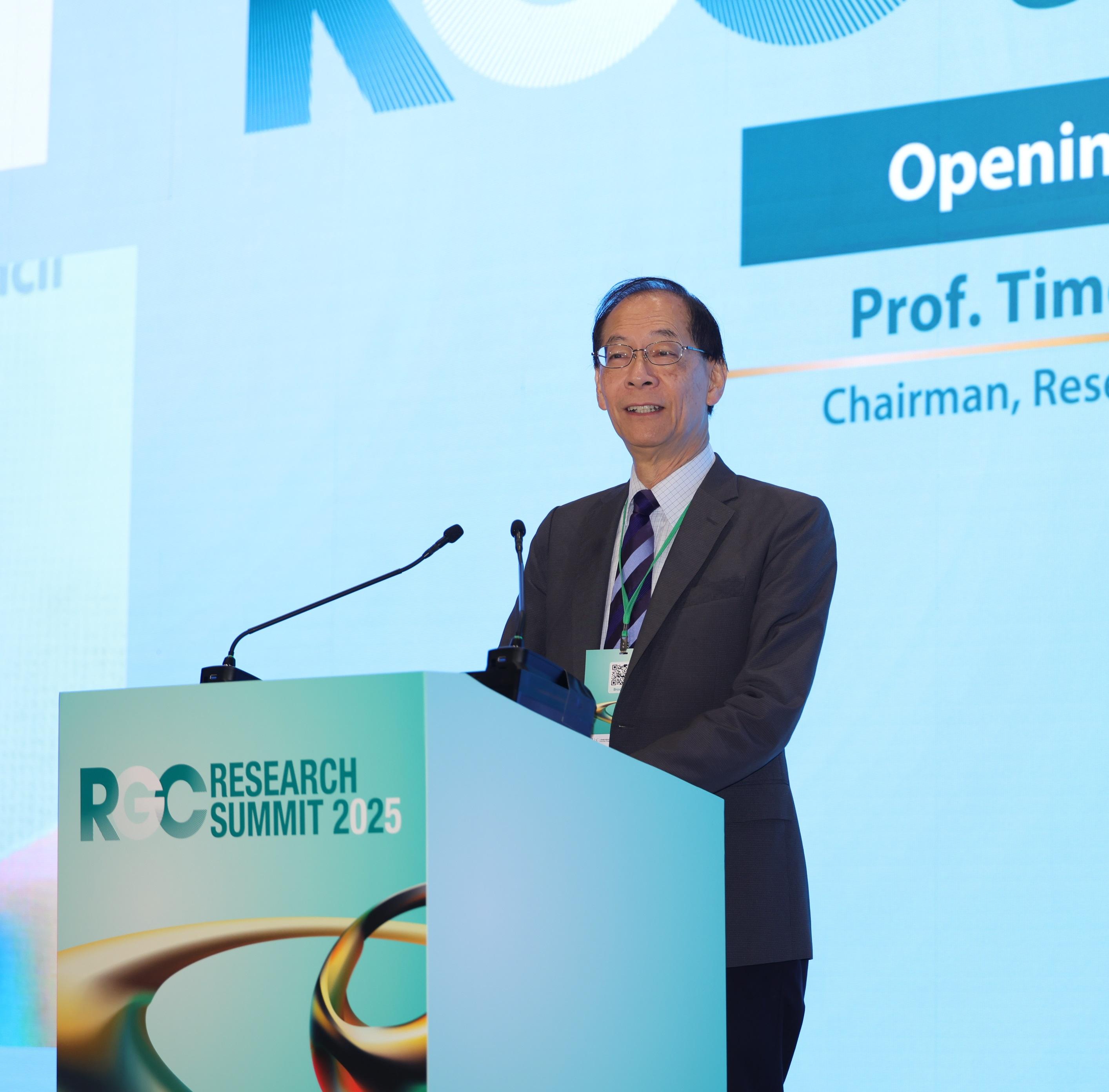 研究资助局主席唐伟章教授今日（十二月十一日）在研究资助局举办的首届研究高峰会上致开场发言。