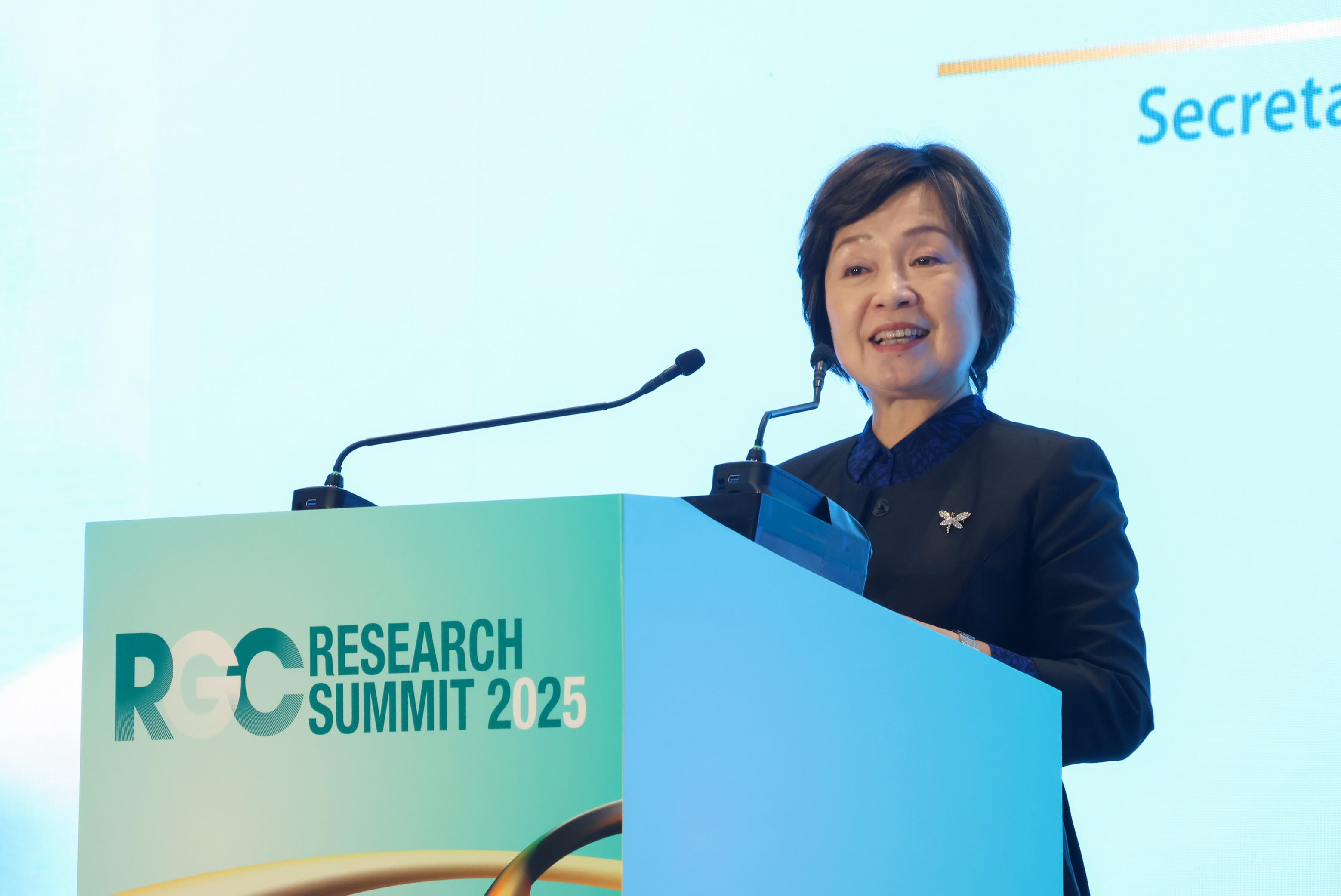 The Secretary for Education, Dr Choi Yuk-lin, delivers a speech at the inaugural Research Summit, themed "Forging Frontiers: Shaping the Future of Knowledge and Discovery", held by the Research Grants Council today (December 11).