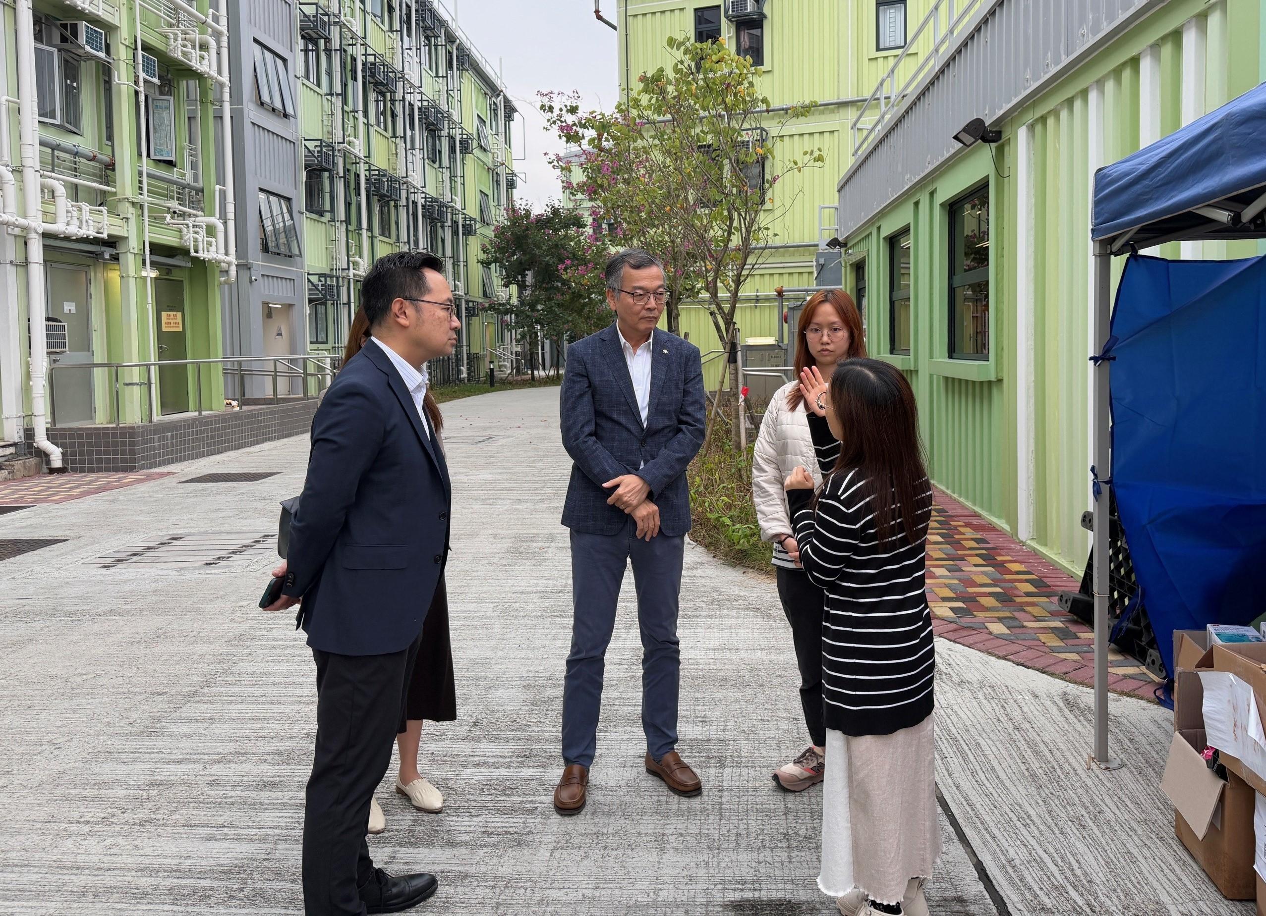 The Chairman of the Advisory Committee on Mental Health, Dr Lam Ching-choi (second left), and Deputy Secretary for Health Mr Eddie Lee (first left) visited the Lok Sin Village transitional housing project in Tai Po operated by the Lok Sin Tong Benevolent Society, Kowloon, yesterday (December 10) to learn more about the living environment, facilities and support available to the victims of the fire at Wang Fuk Court in Tai Po, who have been rehoused there on a temporary basis.
