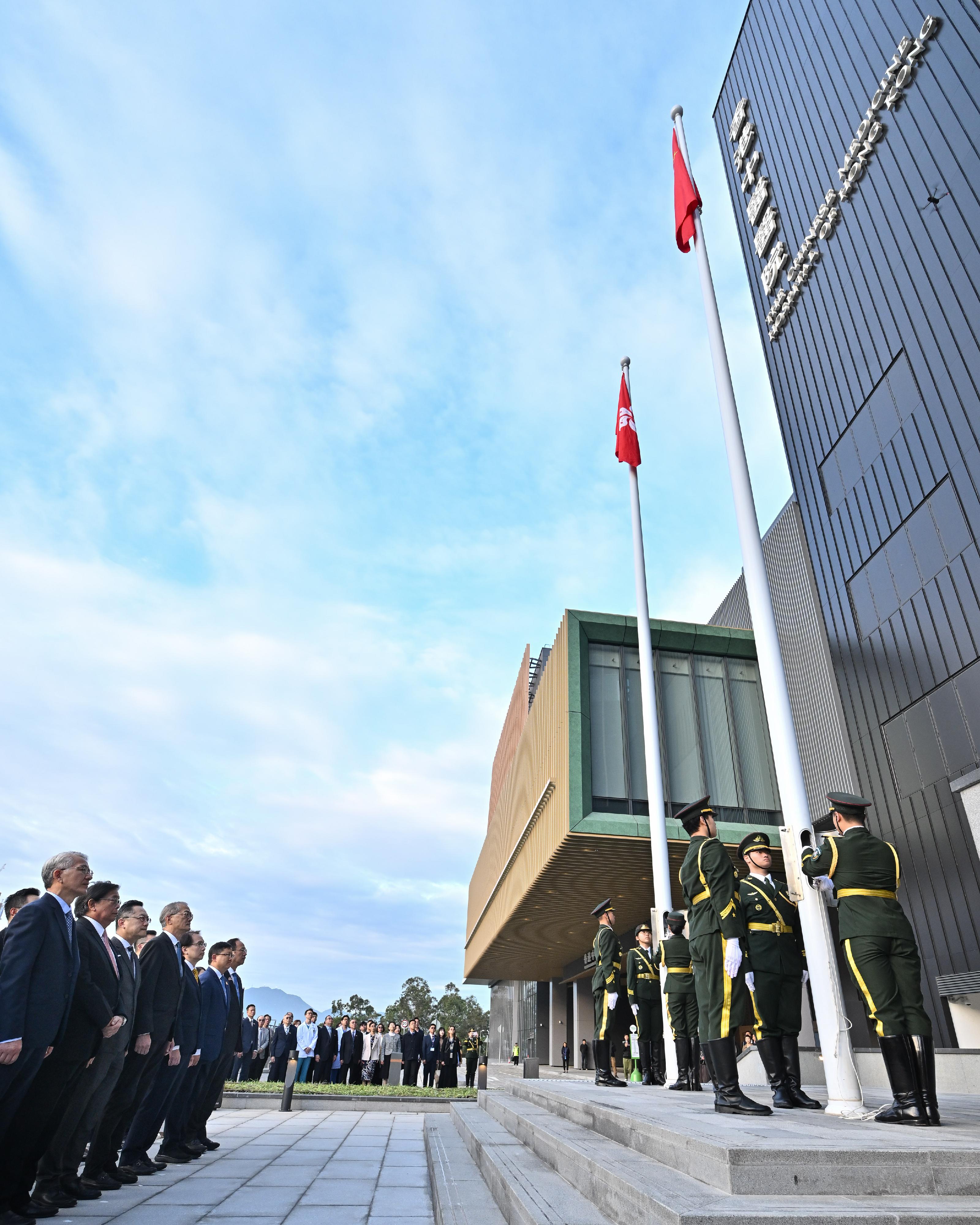 香港中医医院今日(十二月十一日)起分阶段投入服务。图示医务卫生局(医卫局)局长卢宠茂教授(左四)今日联同卫生署署长林文健医生(左三)、医卫局中医医院发展计划办事处总监张伟麟医生(左五)、香港中医医院营运机构董事局主席王桂埙(左二)和香港中医医院行政总监卞兆祥教授(左一)出席医院首次升旗仪式。