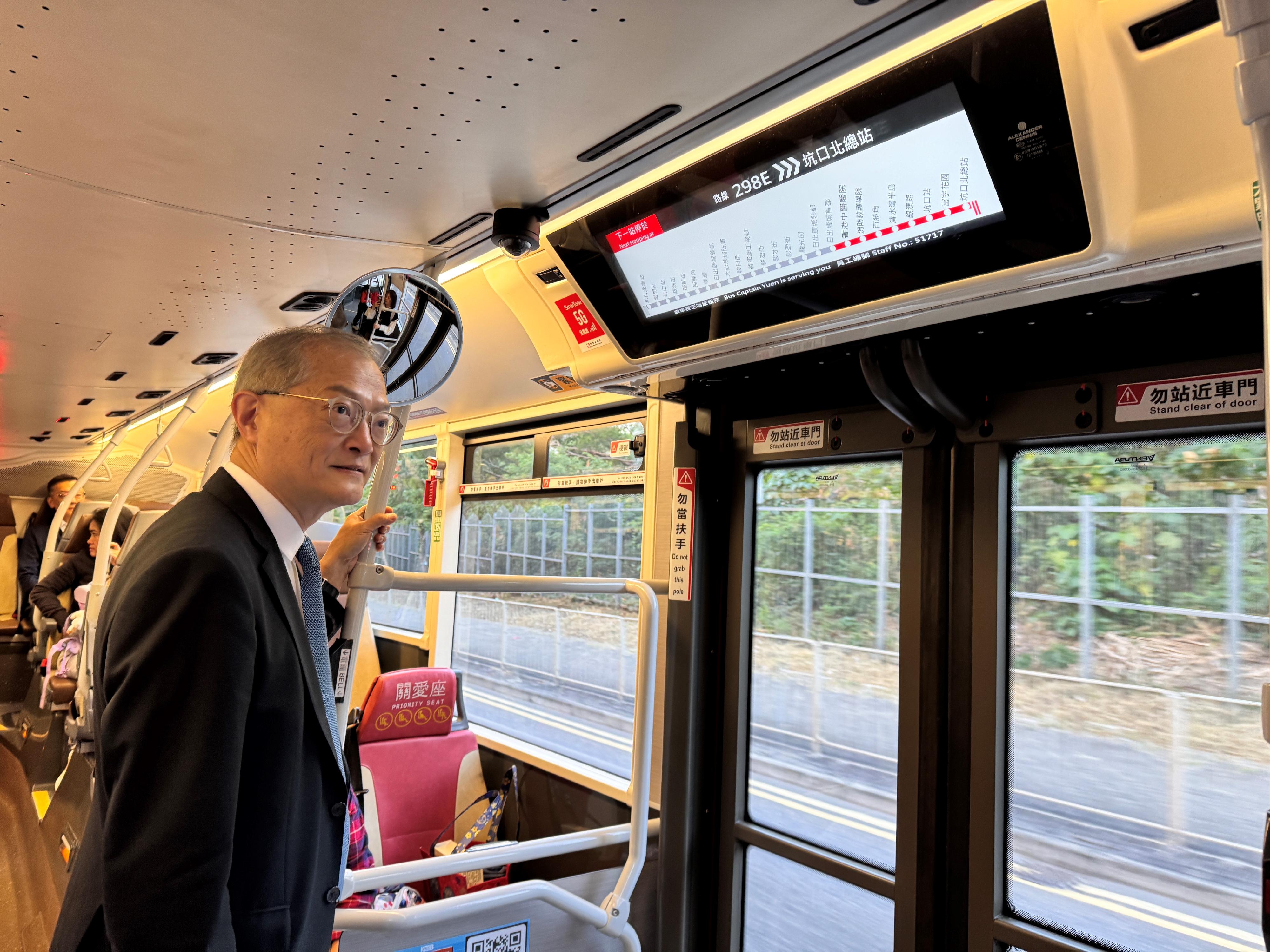 The Chinese Medicine Hospital of Hong Kong commenced operations in phases starting today (December 11). Photo shows the Secretary for Health, Professor Lo Chung-mau, heading to the hospital by bus this morning.
