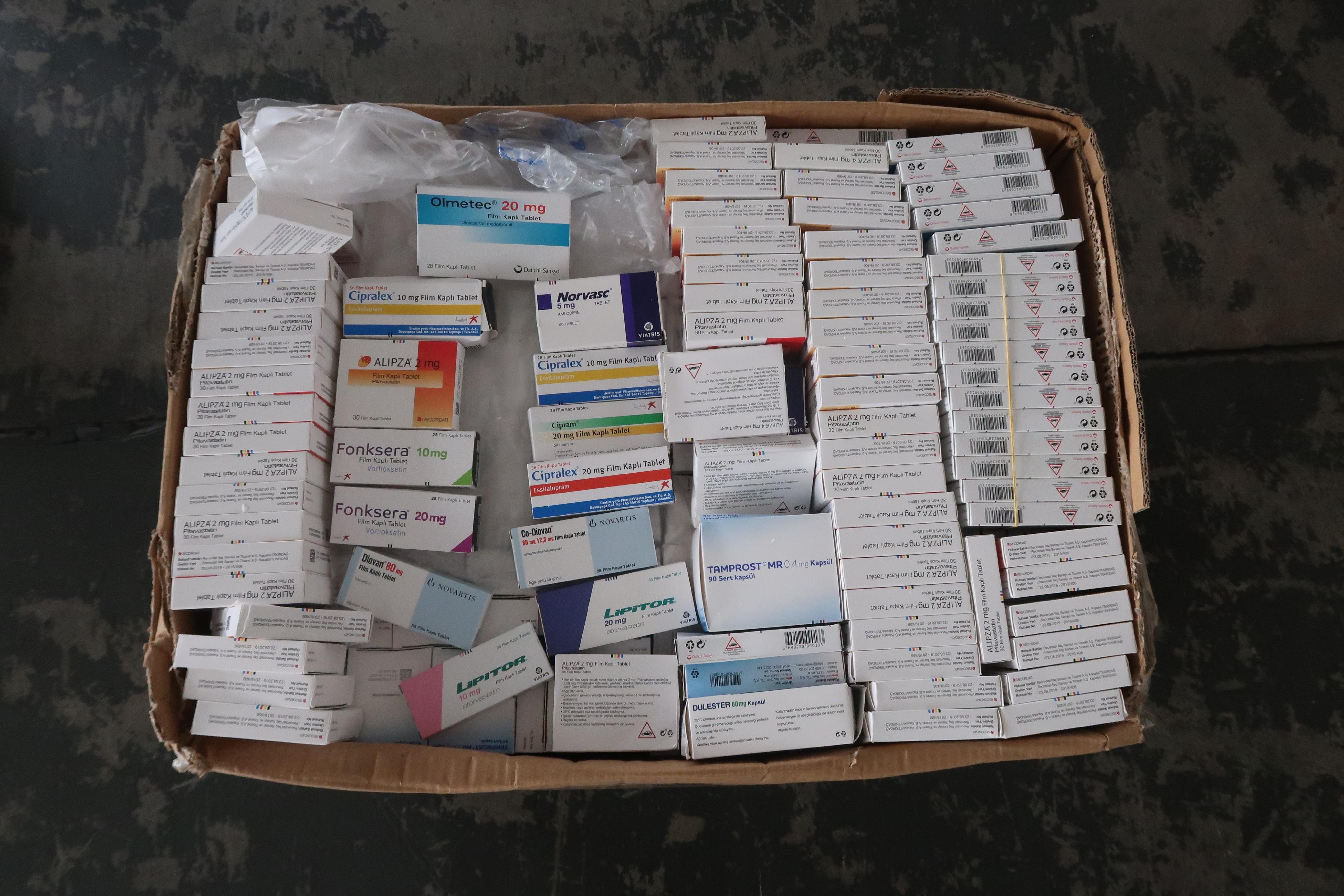 香港海关于十一月十九日和二十日分别侦破两宗涉嫌利用内河船走私的案件，并检获大批怀疑走私货物，估计市值共约七千五百万元。图示检获的怀疑走私货物。
