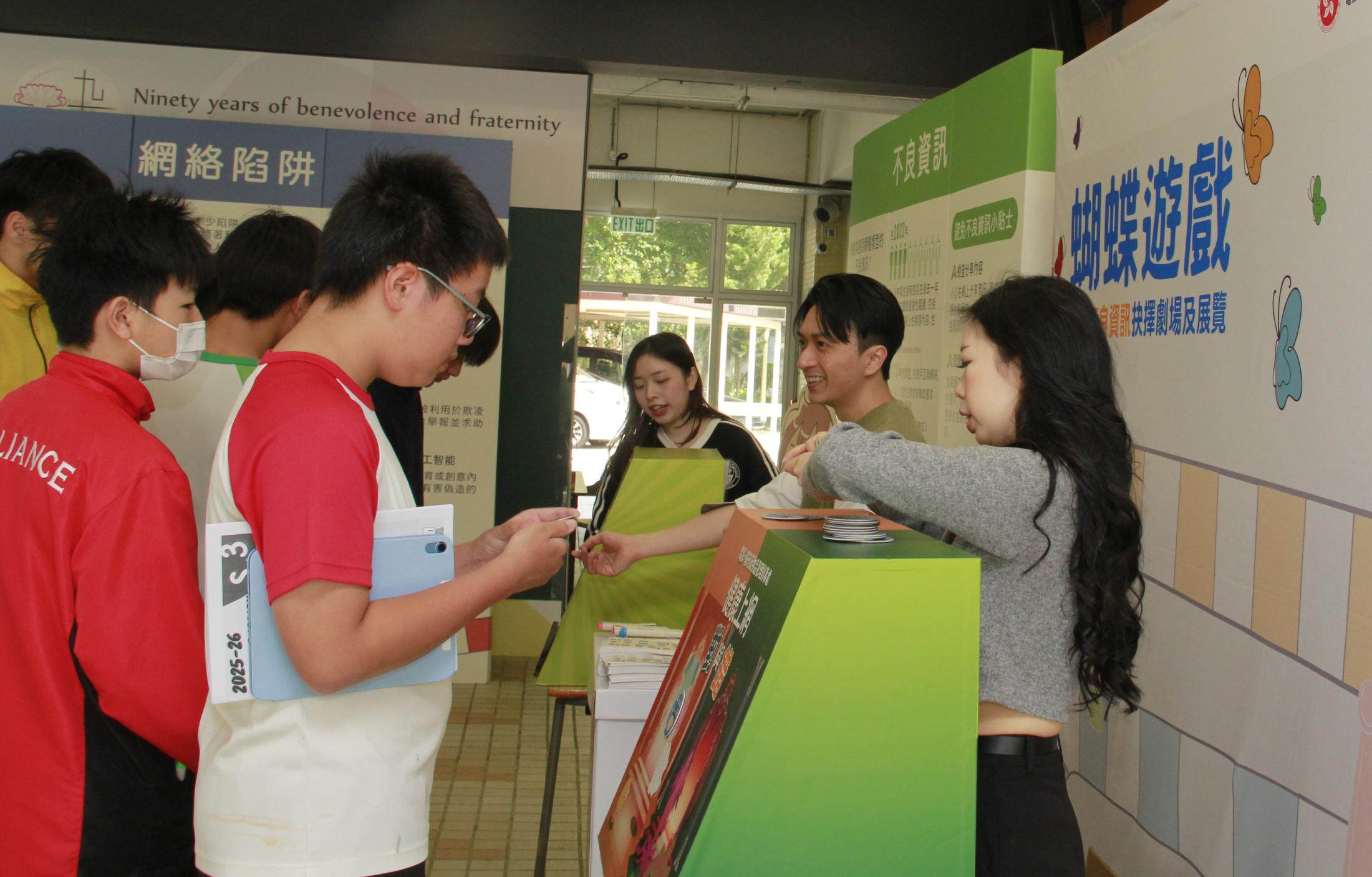 The Office for Film, Newspaper and Article Administration held the in-school mobile promotion stations today (December 12) at Po Kok Secondary School in Tseung Kwan O to promote the message of rejecting harmful materials and enhancing their understanding of the Control of Obscene and Indecent Articles Ordinance.