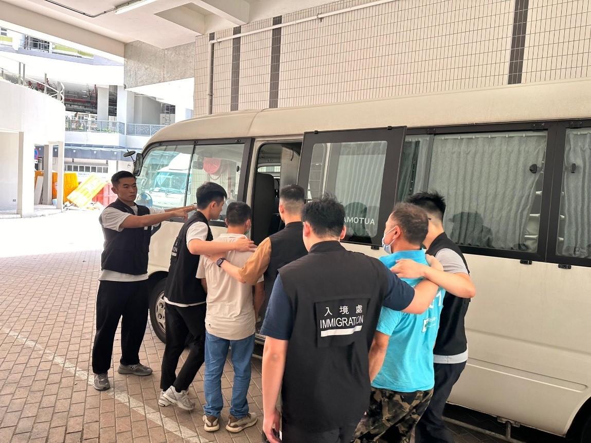 入境事務處於十二月五日至昨日(十二月十一日)在全港多區,包括出入境管制站展開反非法勞工行動。圖示懷疑非法勞工在行動中被捕。