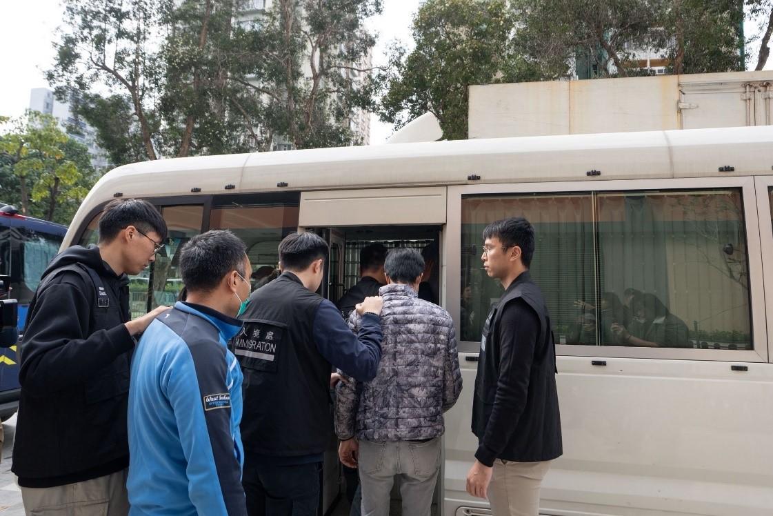 The Immigration Department mounted a series of territory-wide anti-illegal worker operations, including an operation conducted at an immigration control point, from December 5 to yesterday (December 11). Photo shows suspected illegal workers arrested during an operation.