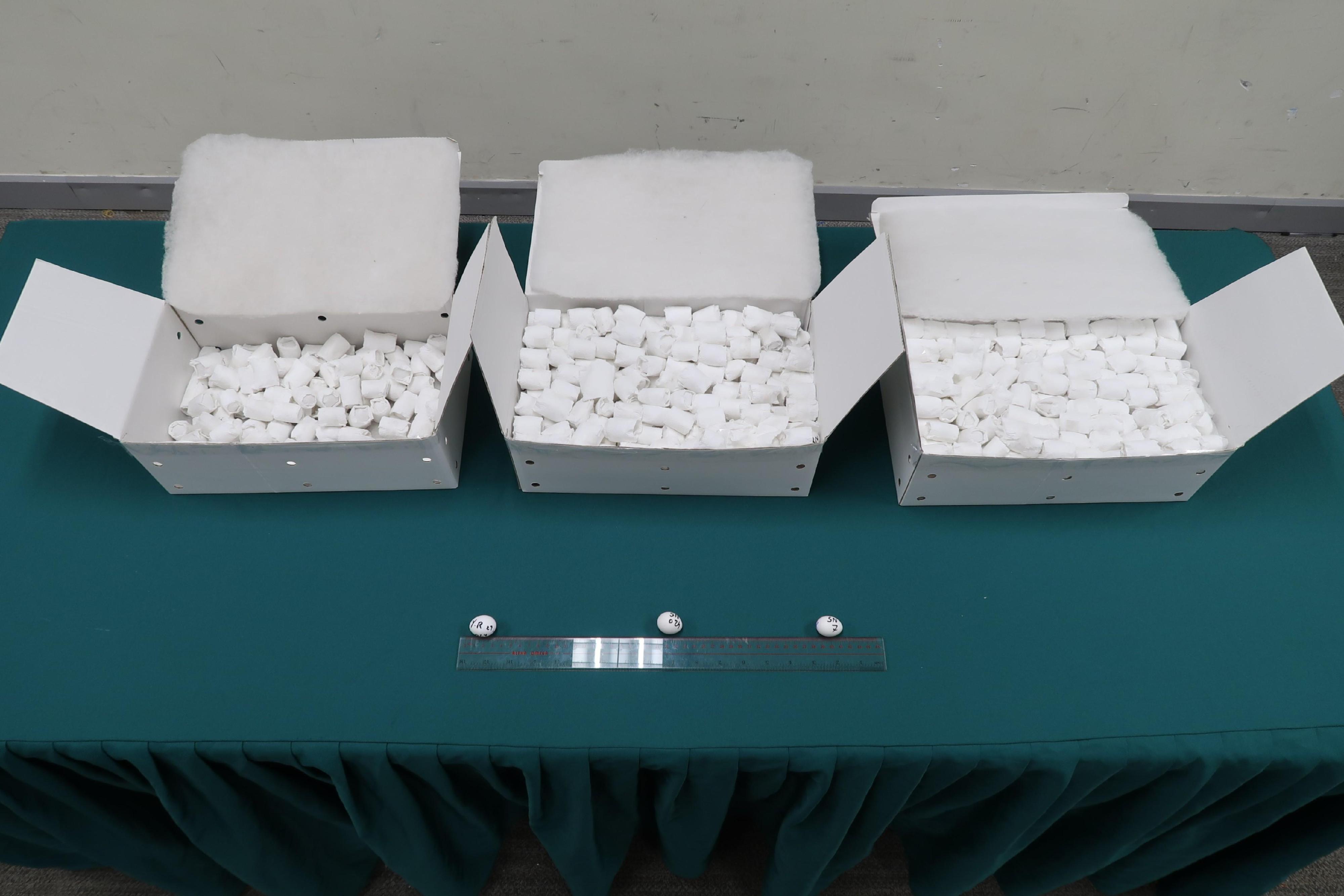 Hong Kong Customs yesterday (December 12) seized 714 eggs of suspected scheduled endangered bird species, with an estimated market value of about $10 million, at Hong Kong International Airport. Photo shows the suspected scheduled endangered bird eggs seized.