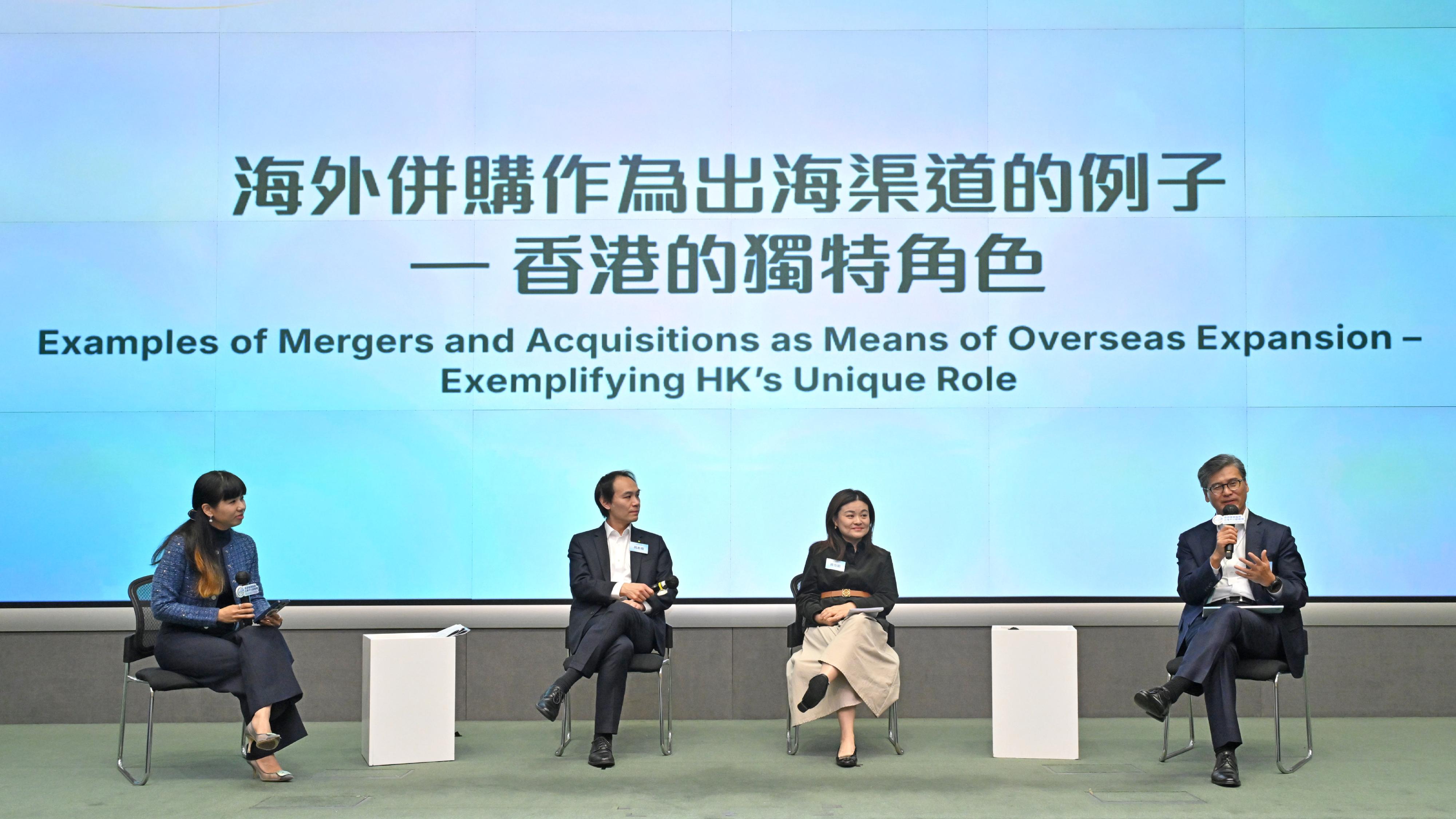 The Hong Kong Professional Services GoGlobal Platform, initiated by the Department of Justice and supported by the Commerce and Economic Development Bureau, was launched today (December 13). Photo shows three experts from the legal, financial, and accounting sectors sharing their experiences in successfully assisting enterprises to expand overseas.