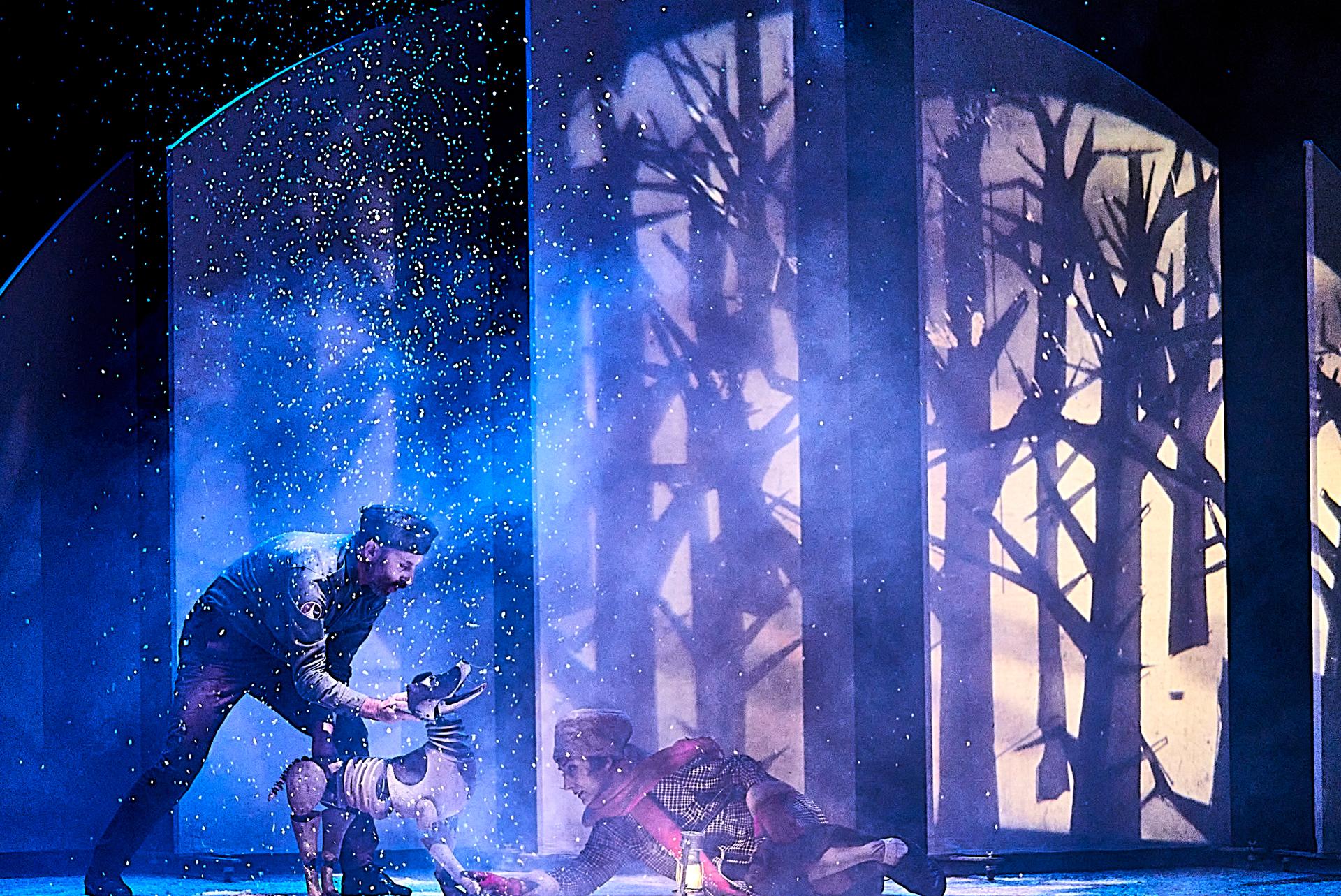 The Leisure and Cultural Services Department has invited Xirriquiteula Teatre from Spain to present multimedia theatre work "Laika" in Hong Kong next January. Photo shows a scene from "Laika". 