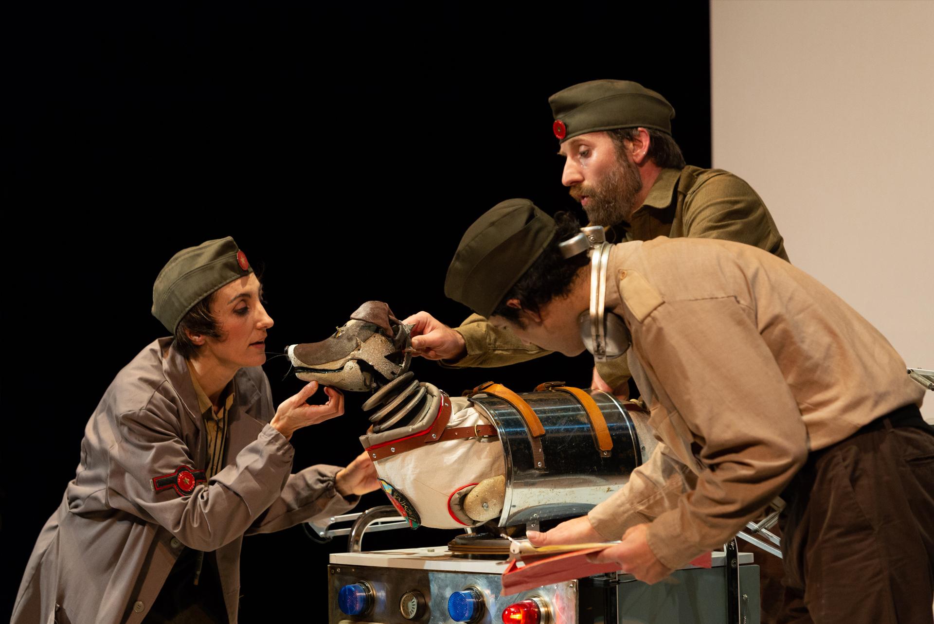 The Leisure and Cultural Services Department has invited Xirriquiteula Teatre from Spain to present multimedia theatre work "Laika" in Hong Kong next January. Photo shows a scene from "Laika". 
