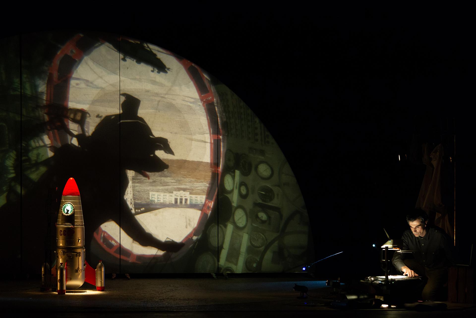 The Leisure and Cultural Services Department has invited Xirriquiteula Teatre from Spain to present multimedia theatre work "Laika" in Hong Kong next January. Photo shows a scene from "Laika". 