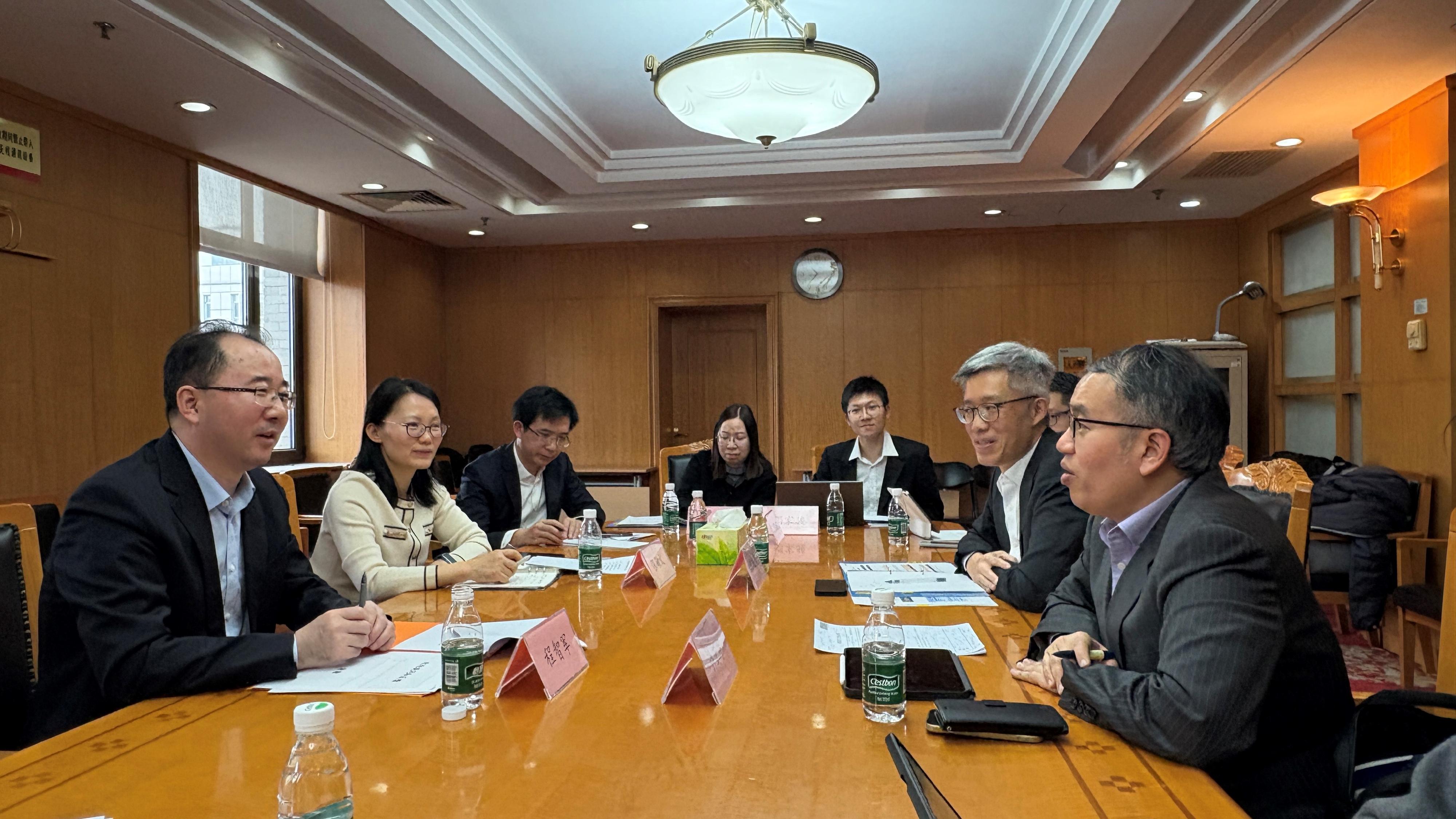 财经事务及库务局局长许正宇（右一）今日（十二月十六日）在北京拜会国家财政部国际经济关系司司长程智军（左一），就明年十月在港举行的二○二六年亚太区经济合作组织财政部长会议商讨筹备事宜。由国家财政部主办的财政部长会议将以特区政府承办的方式在港举行，许正宇主持的专责工作组负责统筹会议策划和筹备等相关工作。财经事务及库务局副秘书长（财经事务）何兆康（右二）也有出席会议。