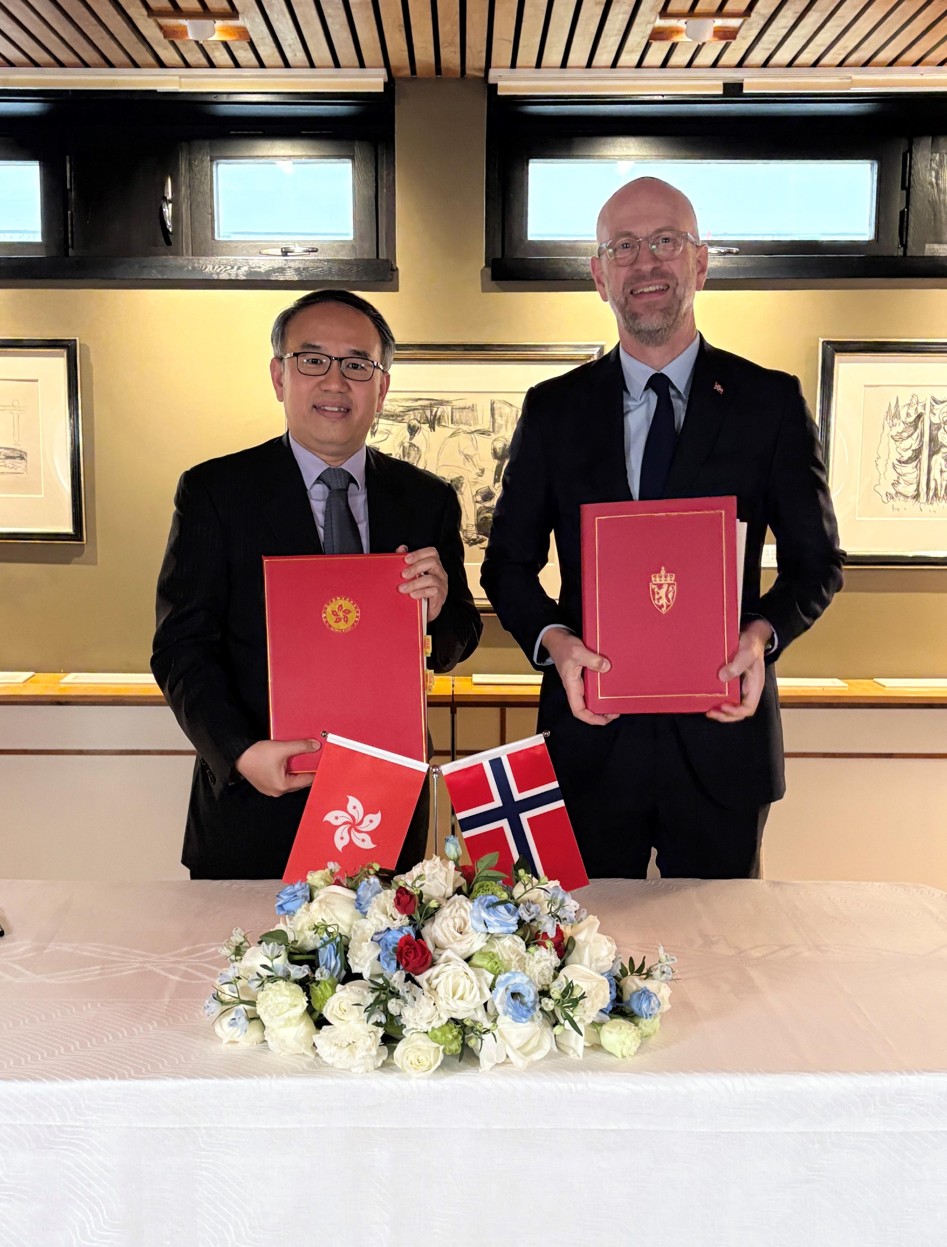 The Secretary for Financial Services and the Treasury, Mr Christopher Hui (left), and the Ambassador of Norway to China, Mr Vebj&oslash;rn Dysvik (right), signed on behalf of the Hong Kong Special Administrative Region Government and the Government of the Kingdom of Norway respectively a comprehensive avoidance of double taxation agreement in Beijing today (December 16). Photo shows Mr Hui and Mr Dysvik at the signing ceremony.