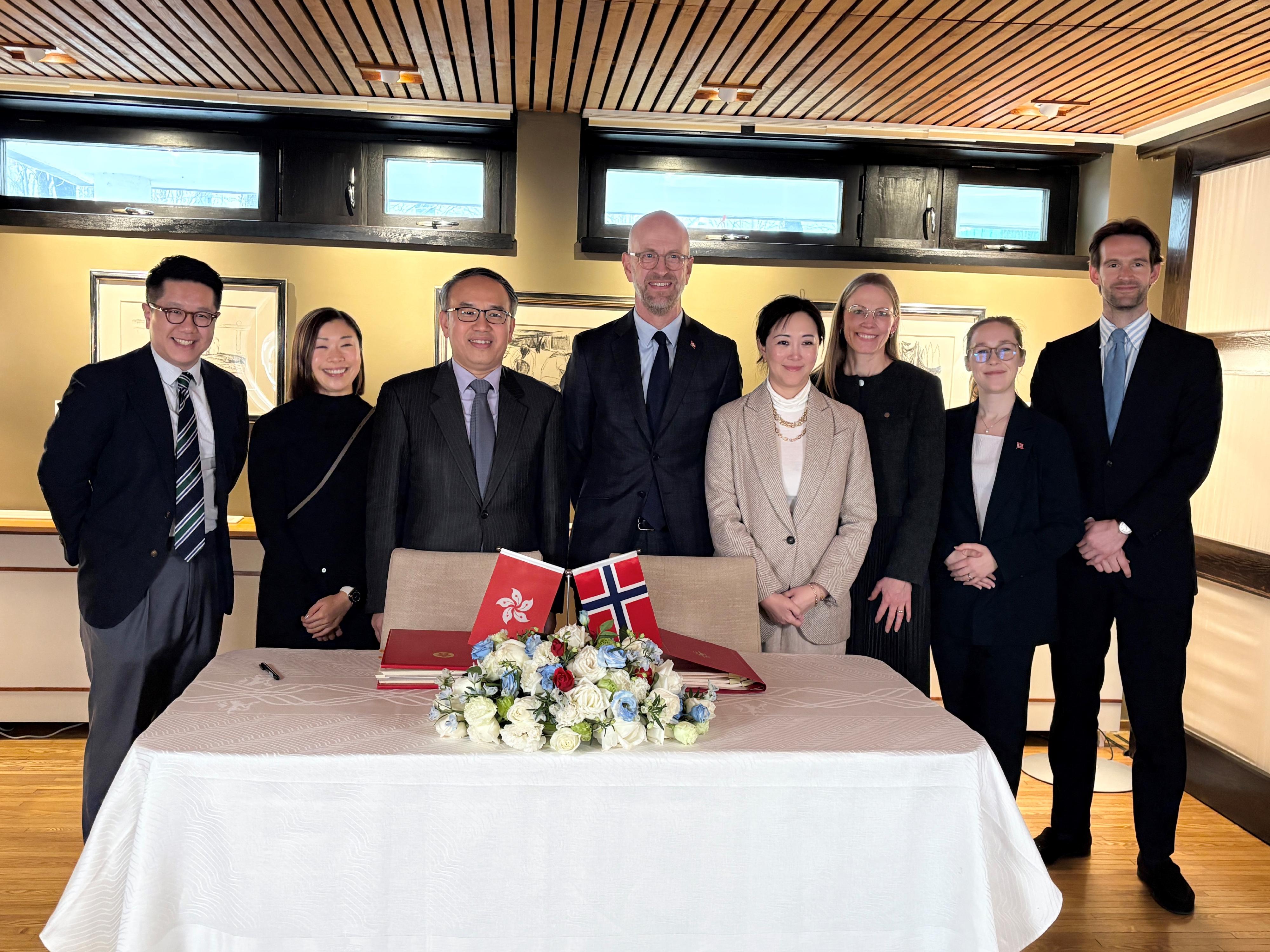 The Secretary for Financial Services and the Treasury, Mr Christopher Hui (third left), and the Ambassador of Norway to China, Mr Vebj&oslash;rn Dysvik (fourth left), are pictured with the Honorary Consul of Norway to Hong Kong, Ms Sabrina Chao (fourth right), after signing a comprehensive avoidance of double taxation agreement in Beijing today (December 16). 