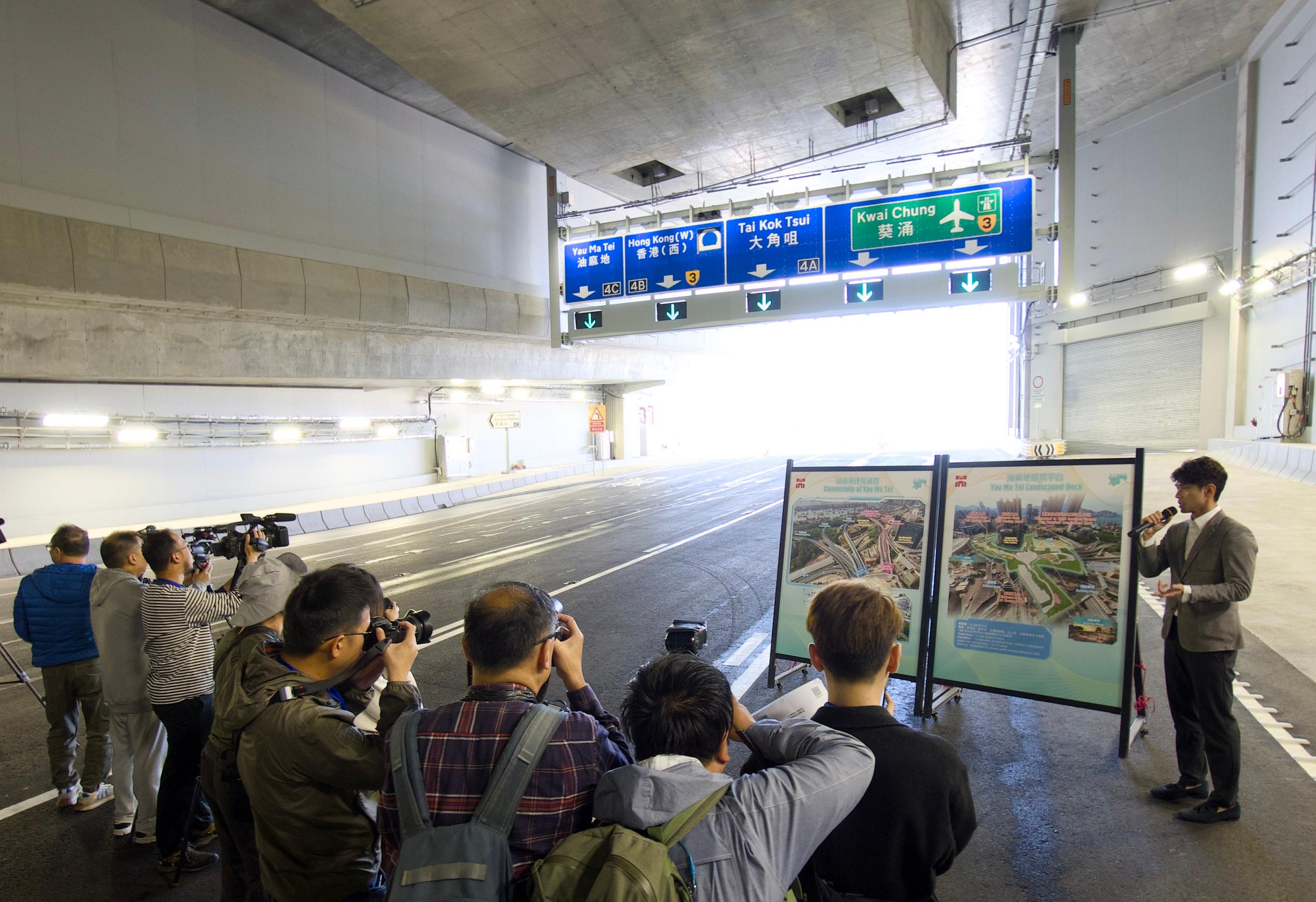 The Highways Department, the Transport Department and the Hong Kong Police Force held a joint press briefing today (December 16) at the Central Kowloon Bypass (Yau Ma Tei Section) (CKB (YMTS)) Administration Building. Photo shows the media visiting the CKB (YMTS) to understand the tunnel facilities and the connecting road design.