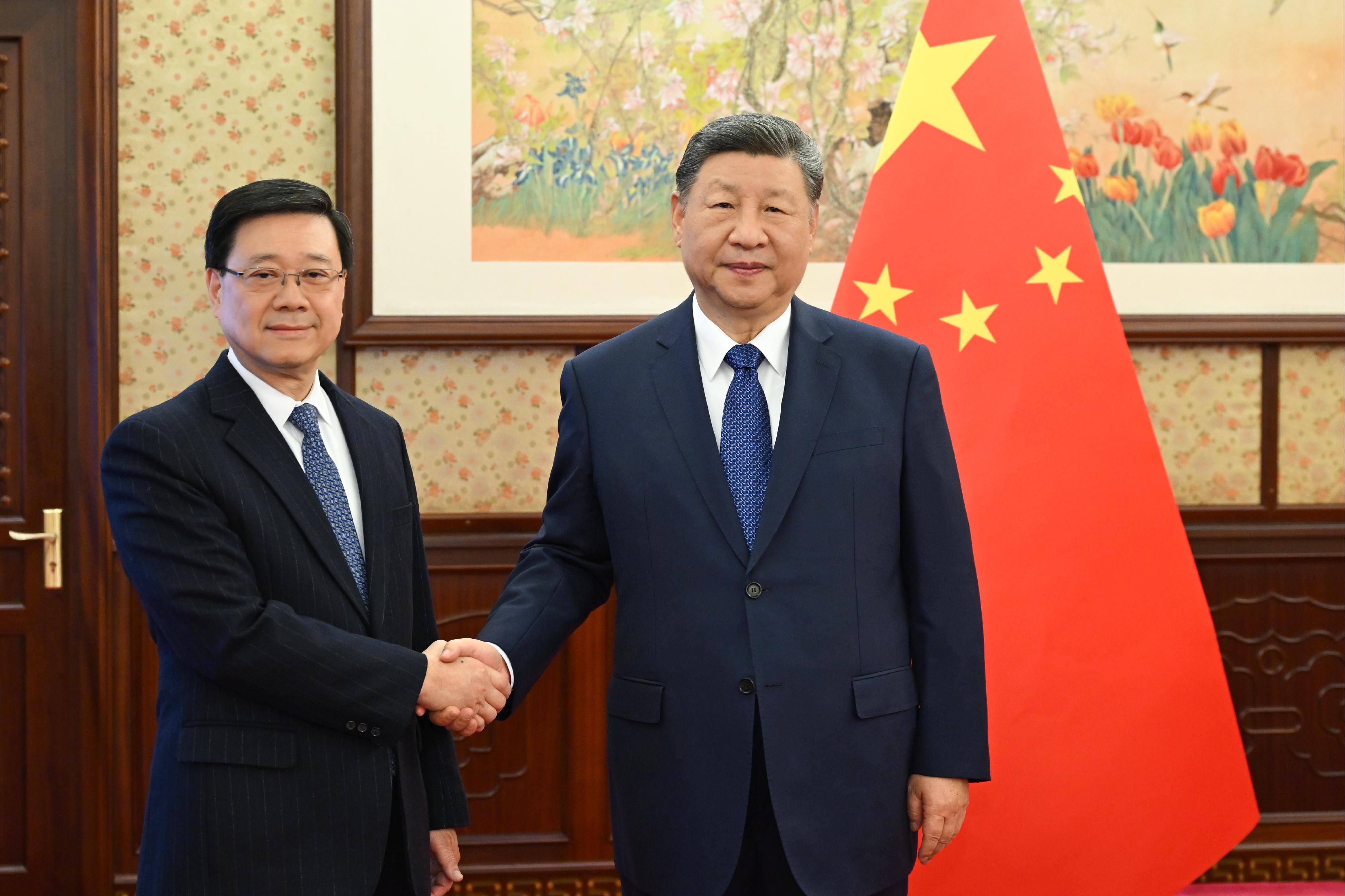 The Chief Executive, Mr John Lee (left), briefed President Xi Jinping (right) in Beijing today (December 16) on the latest economic, social and political situation in Hong Kong. They are pictured before the meeting.