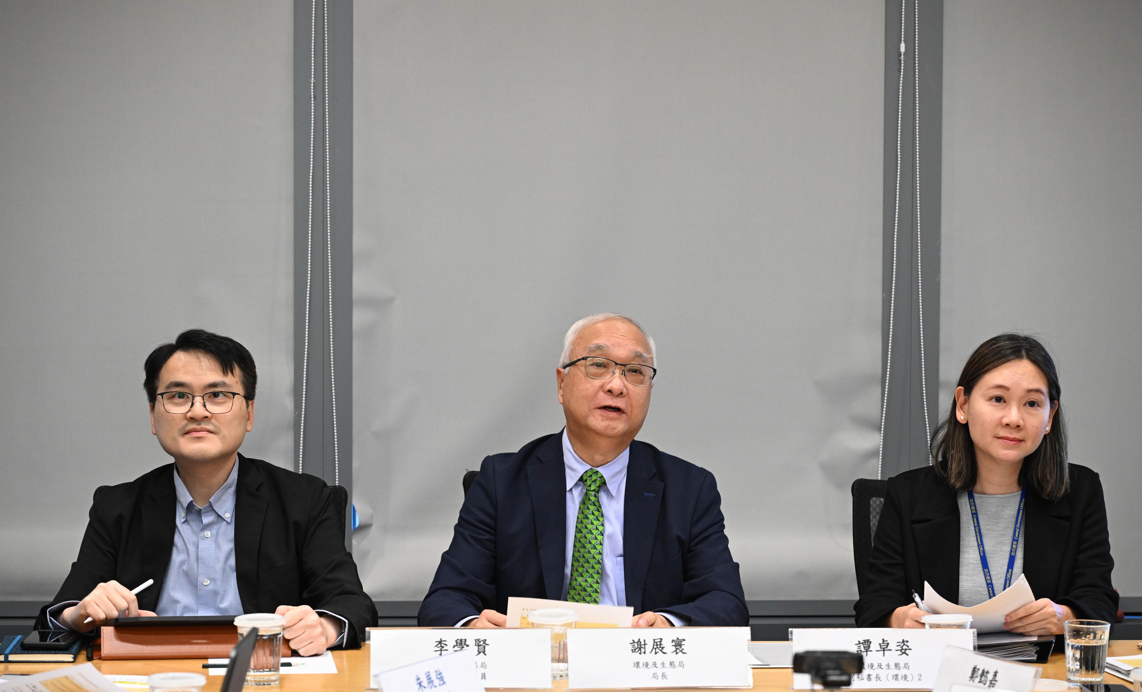 The Secretary for Environment and Ecology, Mr Tse Chin-wan (centre), and the Director-General of the Department of Ecology and Environment of Guangdong Province, Ms Xu Xiaoxia, today (December 17) co-chaired the seventh meeting of the Hong Kong-Guangdong Joint Working Group on Environmental Protection and Combating Climate Change via video conferencing. The meeting reviewed their work progress in 2025 and agreed on the collaboration work plan for 2026.