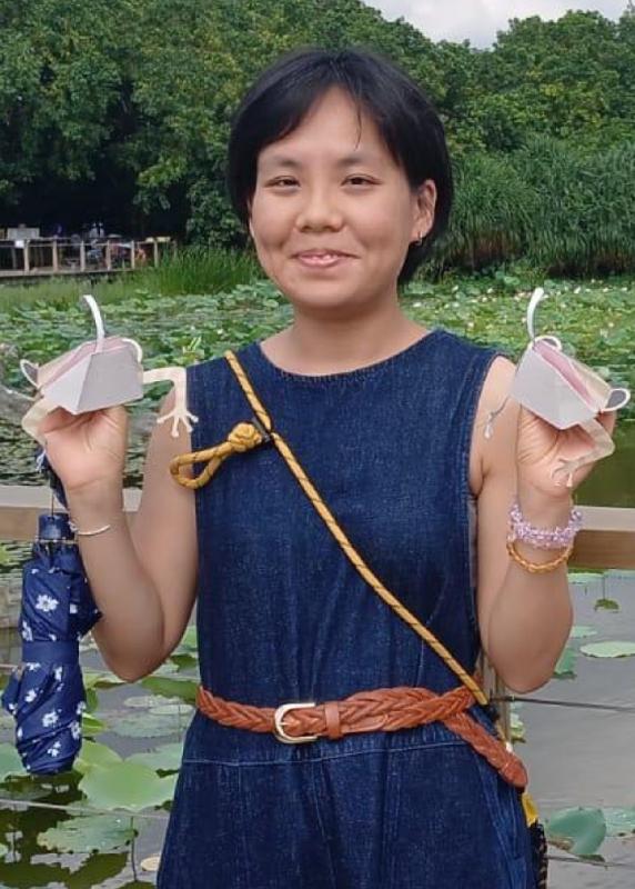 三十二歲女子劉蕙墡身高約一點五五米，體重約四十五公斤，瘦身材，長面型，黃皮膚及蓄短黑髮。她最後露面時身穿藍色短袖上衣、杏色羽絨背心及深色長褲，攜有一個黑色背囊、一個白色斜揹袋及一張瑜珈墊。