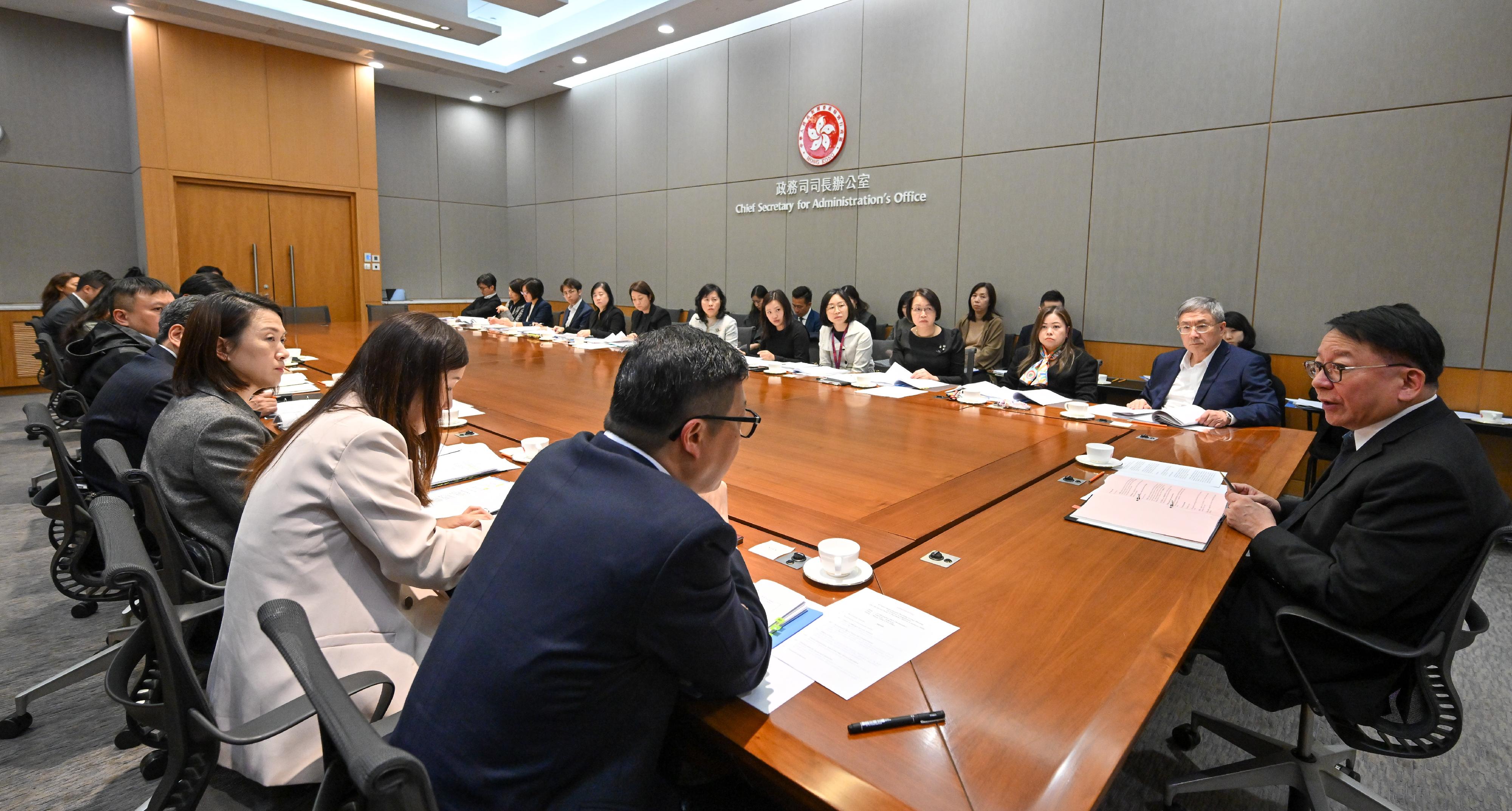 政務司司長陳國基(右一)今日(十二月十七日)主持節慶安排跨部門工作小組會議,全面統籌並督導各政府部門有關除夕及元旦假期期間接待訪港旅客的預備工作。