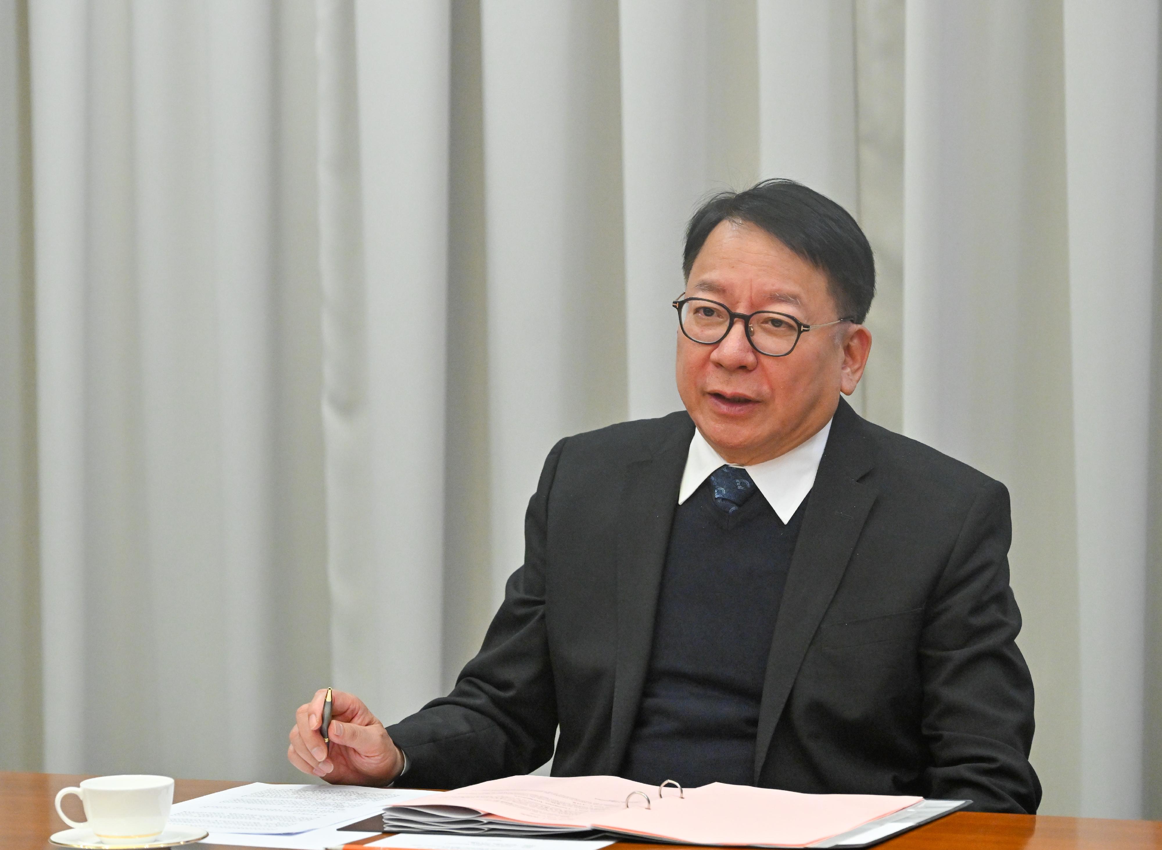 The Chief Secretary for Administration, Mr Chan Kwok-ki, today (December 17) chaired a meeting of the interdepartmental working group on festival arrangements to holistically co-ordinate and steer the preparatory work of various government departments for welcoming visitors to Hong Kong during the New Year's Eve and New Year holiday.