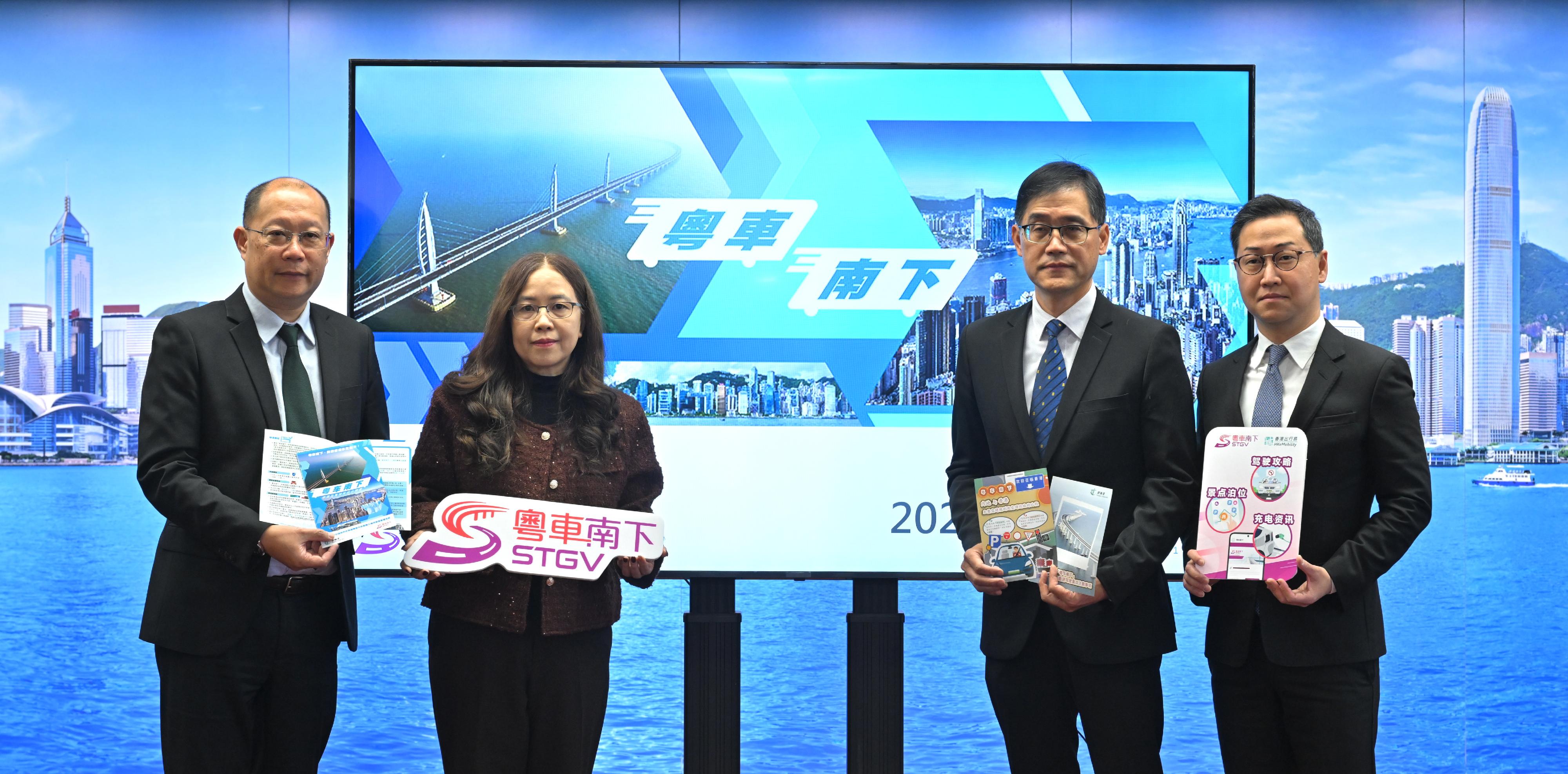 運輸署今日（十二月十八日）表示，特區政府一直按照確保安全、有效分流、完備配套和簡便申請的策略，穩步推行「粵車南下」。各項措施已準備就緒，迎接粵車由十二月二十三日起入境香港市區。圖示運輸署助理署長／行政及牌照李美鳳（左二）、總機電工程師／車輛安全及標準岑毅安（左一）、總工程師／道路安全及標準研究胡建國（右二）和總工程師／智慧出行方崇傑（右一）。