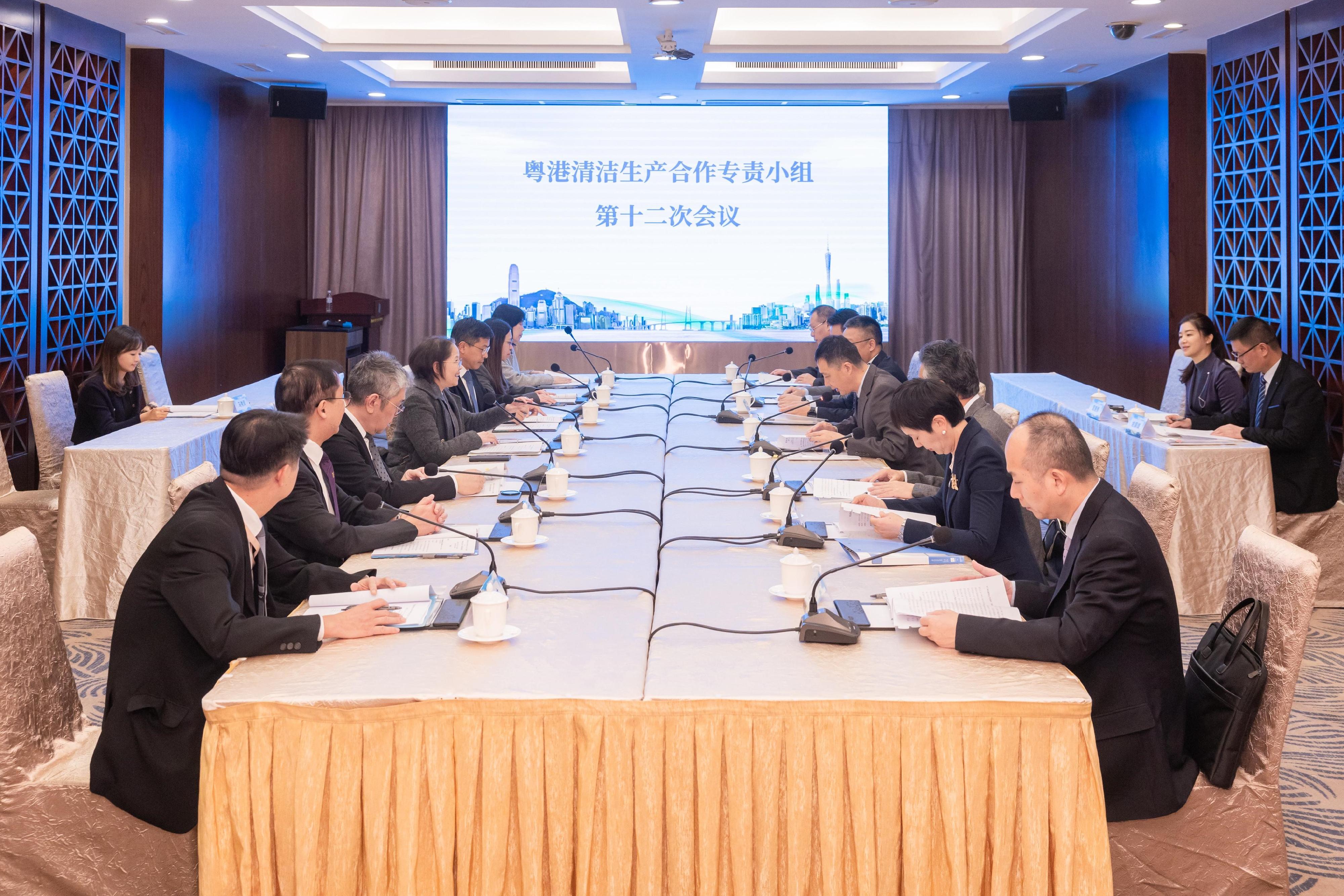 The Under Secretary for Environment and Ecology, Miss Diane Wong (fourth left), and the Deputy Director-General of the Department of Industry and Information Technology of Guangdong Province, Mr Chen Lei (fourth right), today (December 18) cochaired the 12th meeting of the Hong Kong-Guangdong Joint Working Group on Cleaner Production.