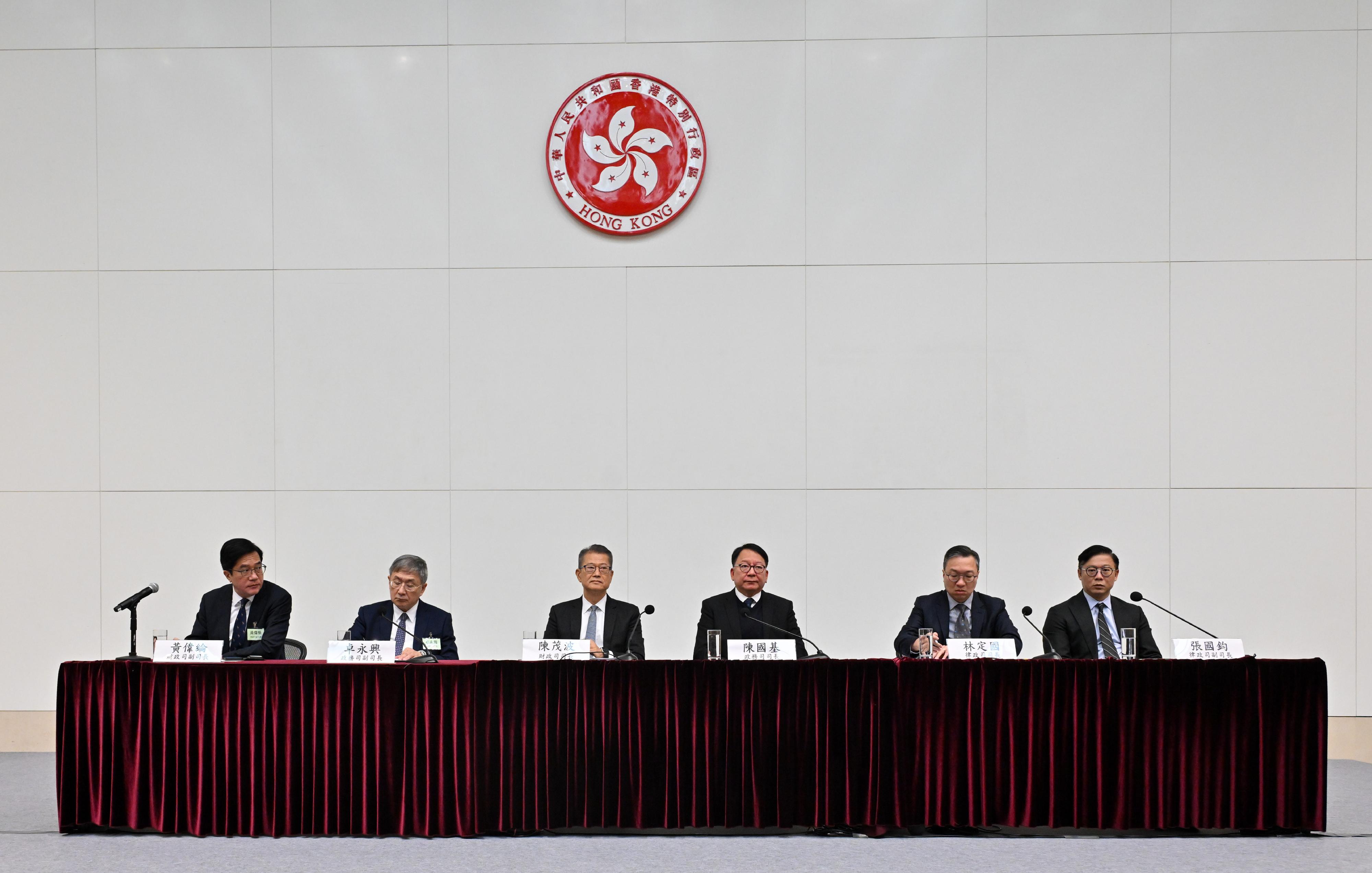 特區政府與第八屆立法會候任議員交流會今日(十二月十八日)舉行。圖示(左起)財政司副司長黃偉綸、政務司副司長卓永興、財政司司長陳茂波、政務司司長陳國基、律政司司長林定國資深大律師,以及律政司副司長張國鈞博士出席交流會。
