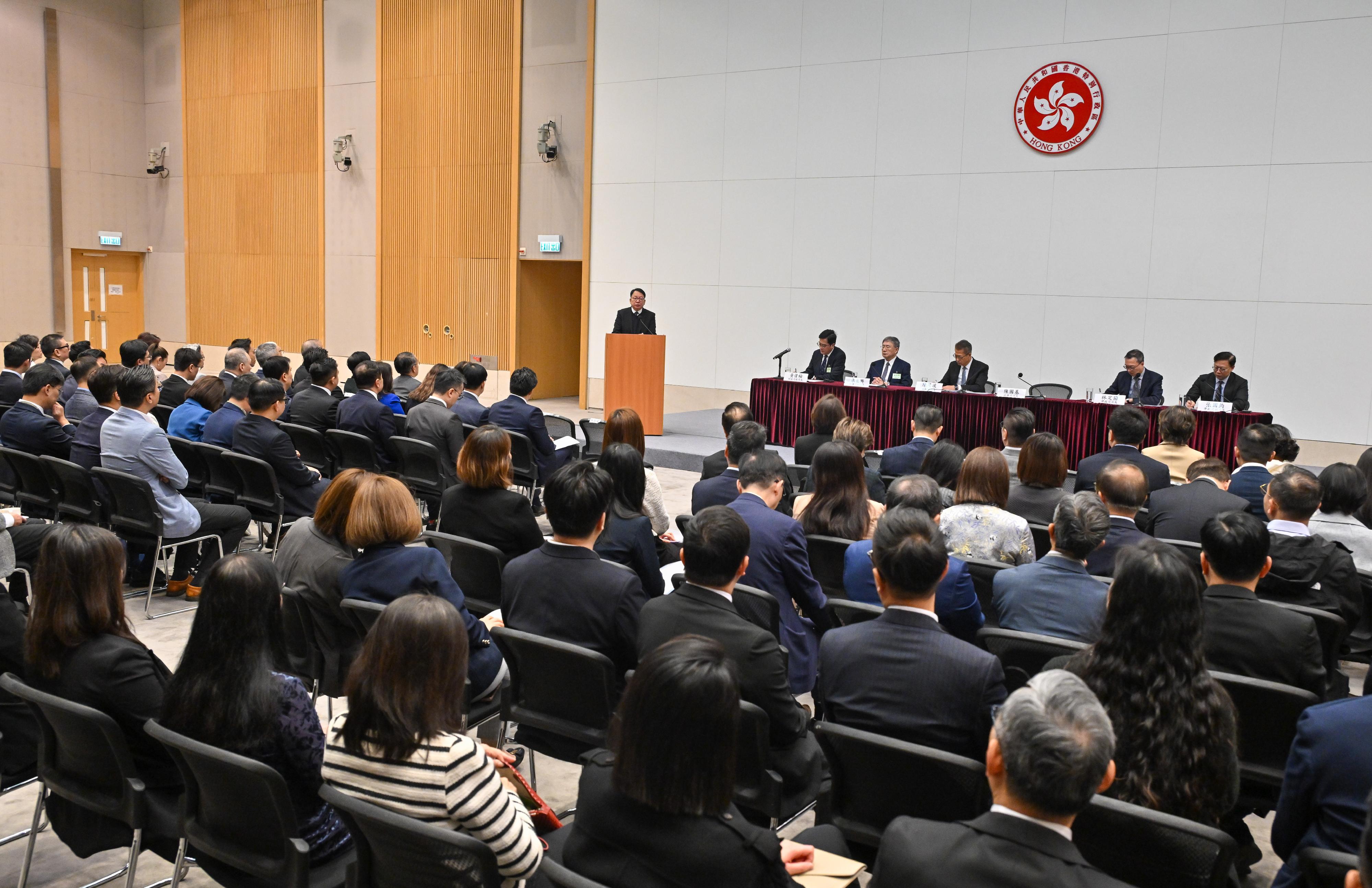 特區政府與第八屆立法會候任議員交流會今日(十二月十八日)舉行。圖示第八屆立法會候任議員和政府官員等參與交流會。