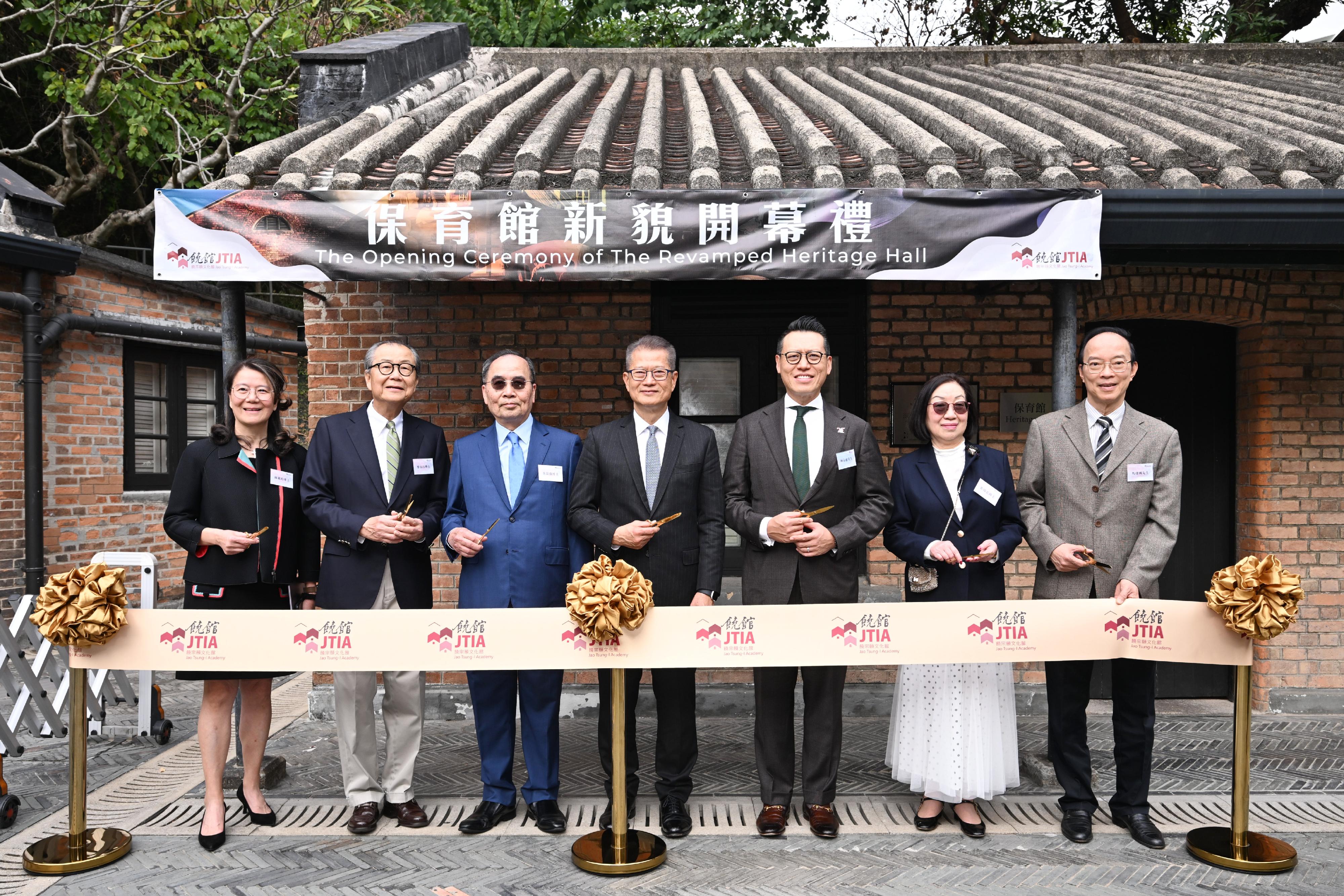 財政司司長陳茂波今日(十二月十八日)出席饒宗頤文化館保育館新貌暨「玩轉中國古文明」三星堆主題展覽開幕典禮。圖示(左三起)饒宗頤文化館管理委員會副主席黃景強博士、陳茂波、上海商業銀行行政總裁林永德、香港中華文化促進中心理事會主席崔綺雲博士、饒宗頤文化館管理委員會副主席馬逢國及其他嘉賓主持剪綵儀式。