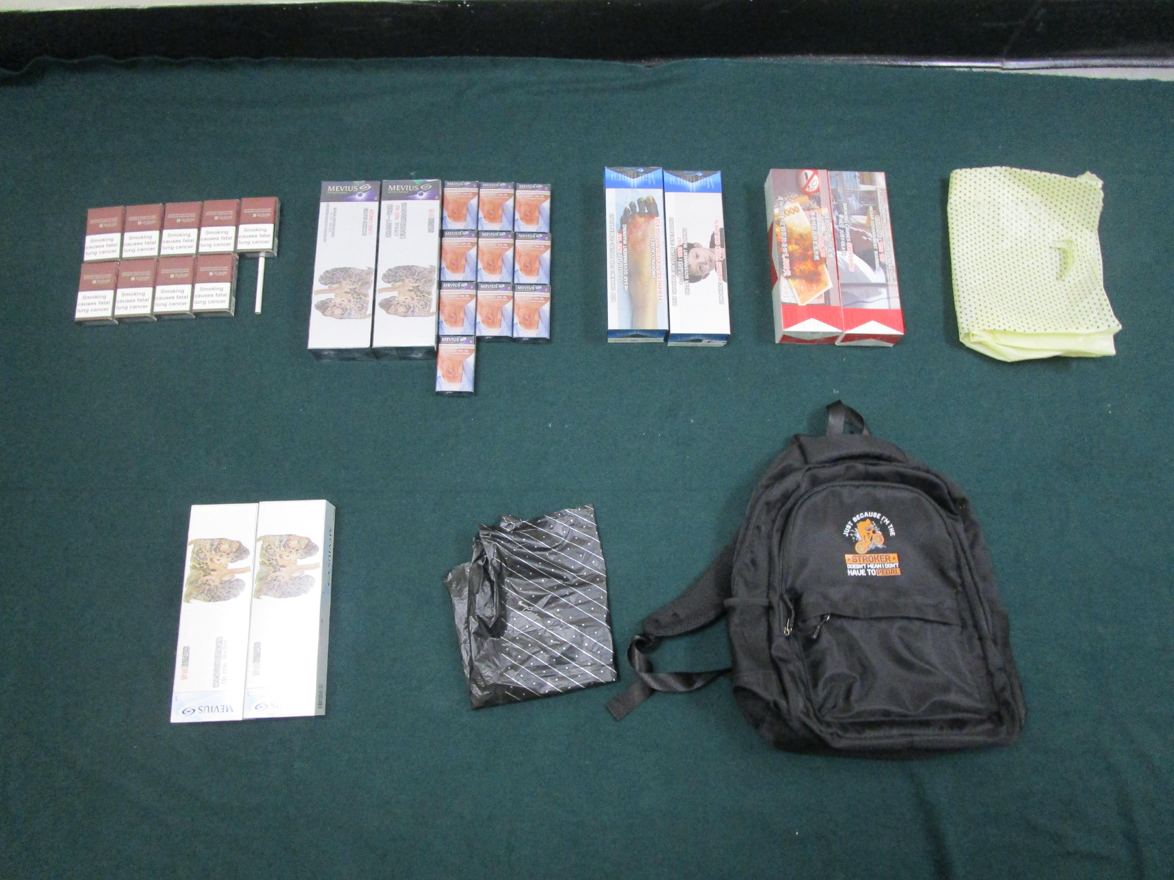 一名49歲入境男旅客因管有未完稅香煙和未有向海關人員作出申報，違反《應課稅品條例》，今日（十二月十八日）在粉嶺裁判法院被判處監禁六個星期。圖示檢獲的未完稅香煙。

