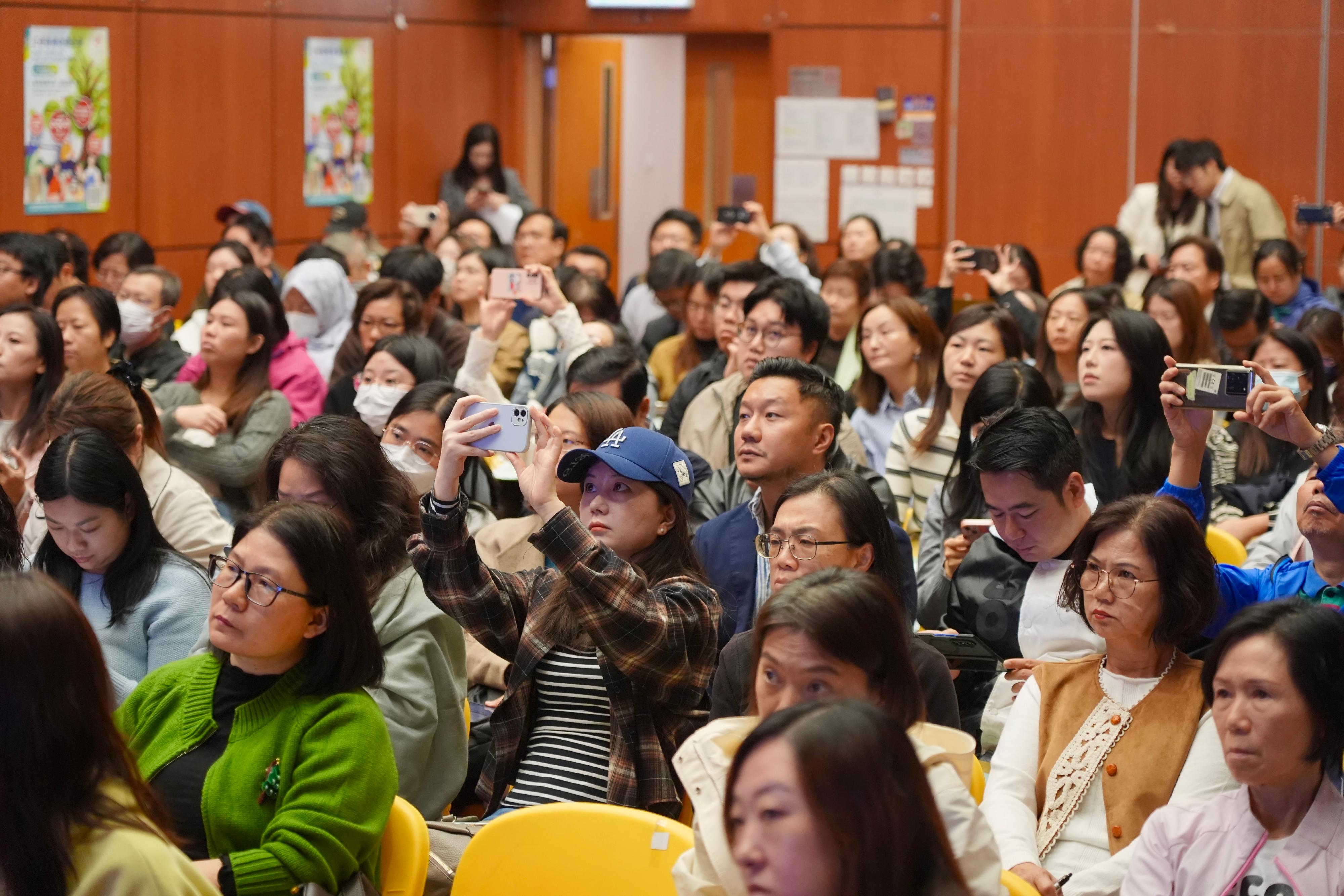 逾200名區議會議員及其助理今日（十二月十八日）出席公營醫療收費改革簡介會。交流會氣氛積極，有助公眾更了解公營醫療收費新安排。