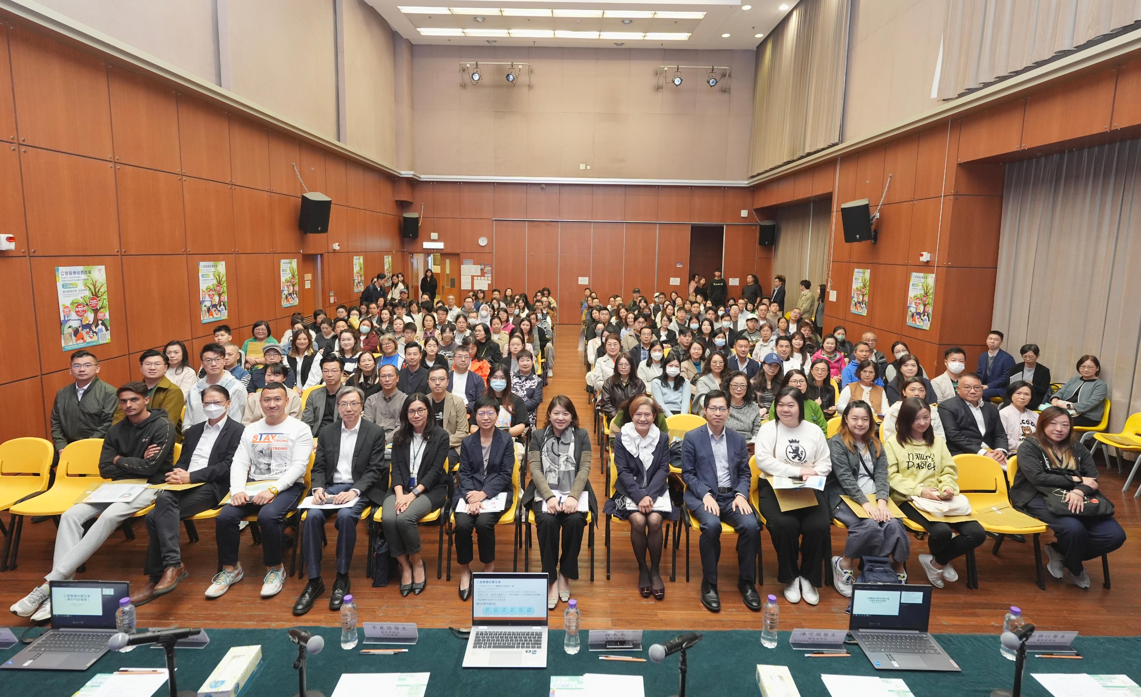 The Chief Executive of the Hospital Authority (HA), Dr Libby Lee (first row, centre), led different HA representatives to explain the specific implementation details of the Public Healthcare Fees and Charges Reform to over 200 District Council members and their assistants today (December 18).