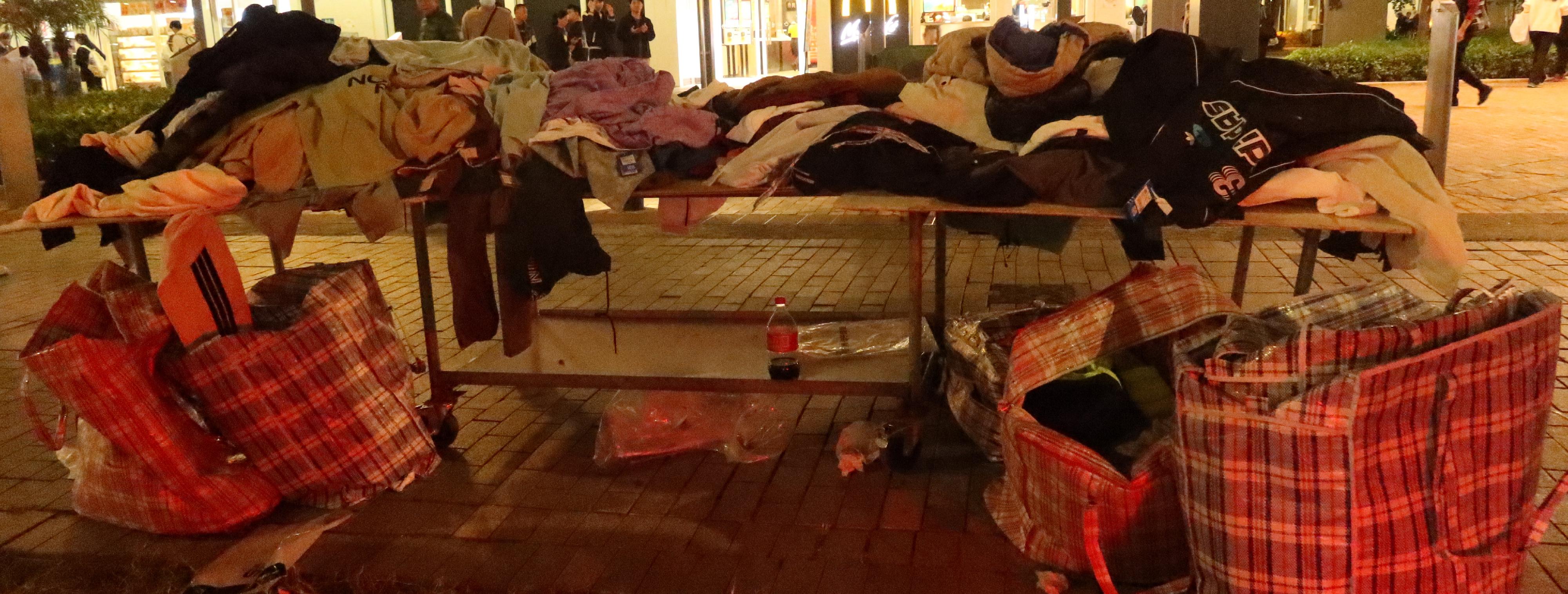 Hong Kong Customs on December 16 conducted a special operation in Kai Tak and Kwai Chung, and cracked down on one mobile hawker stall and its storage place. A total of about 1 300 items of suspected counterfeit apparel with an estimated market value of about $340,000 were seized. Photo shows the mobile hawker stall concerned in Kai Tak.