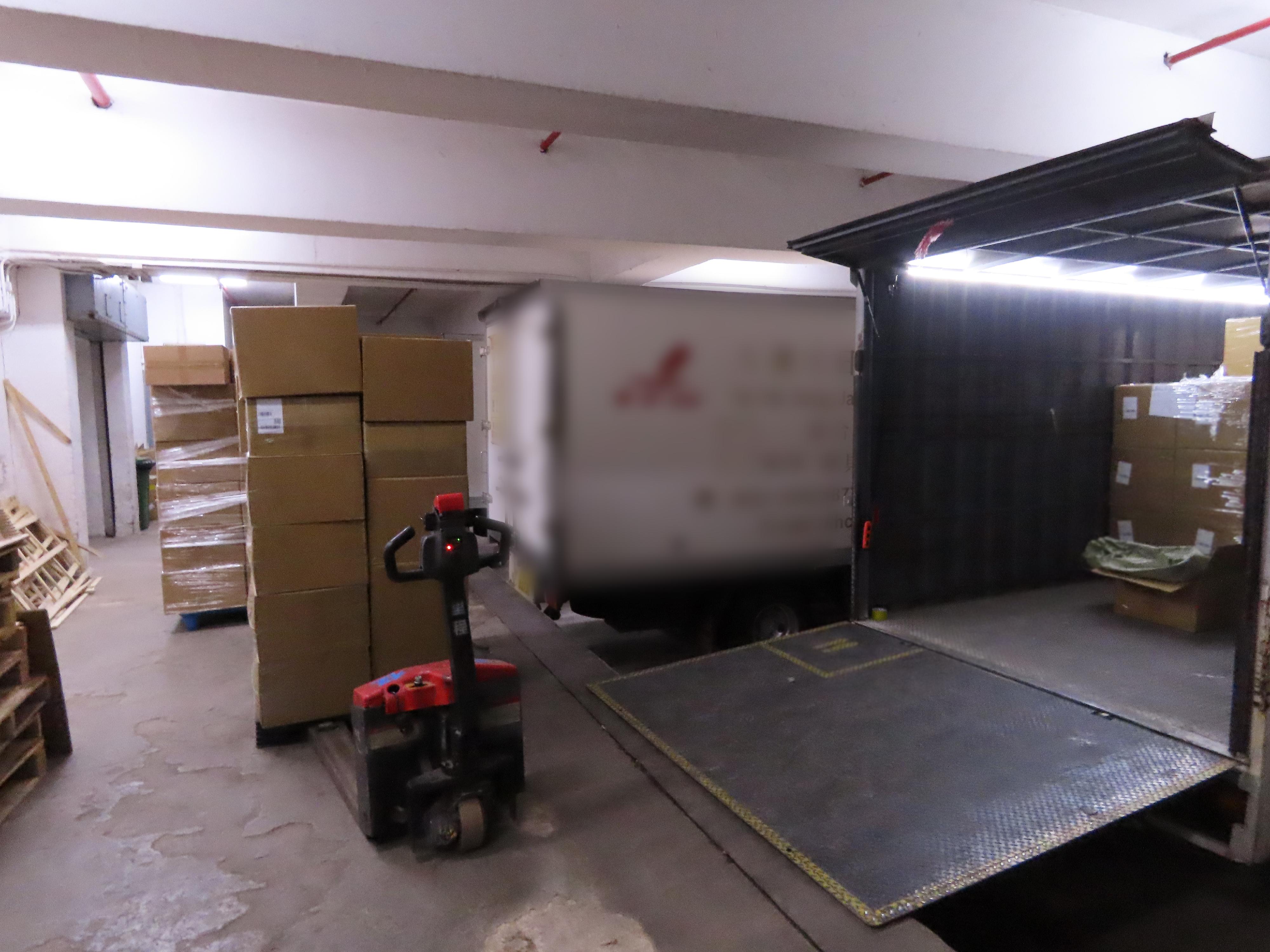 香港海關於九月至十二月展開打擊航空旅客走私香煙及搗破相關私煙貯存倉庫的執法行動，成功瓦解一個利用航空旅客走私香煙的跨國犯罪集團。圖示在一個物流場內檢獲的部分私煙。