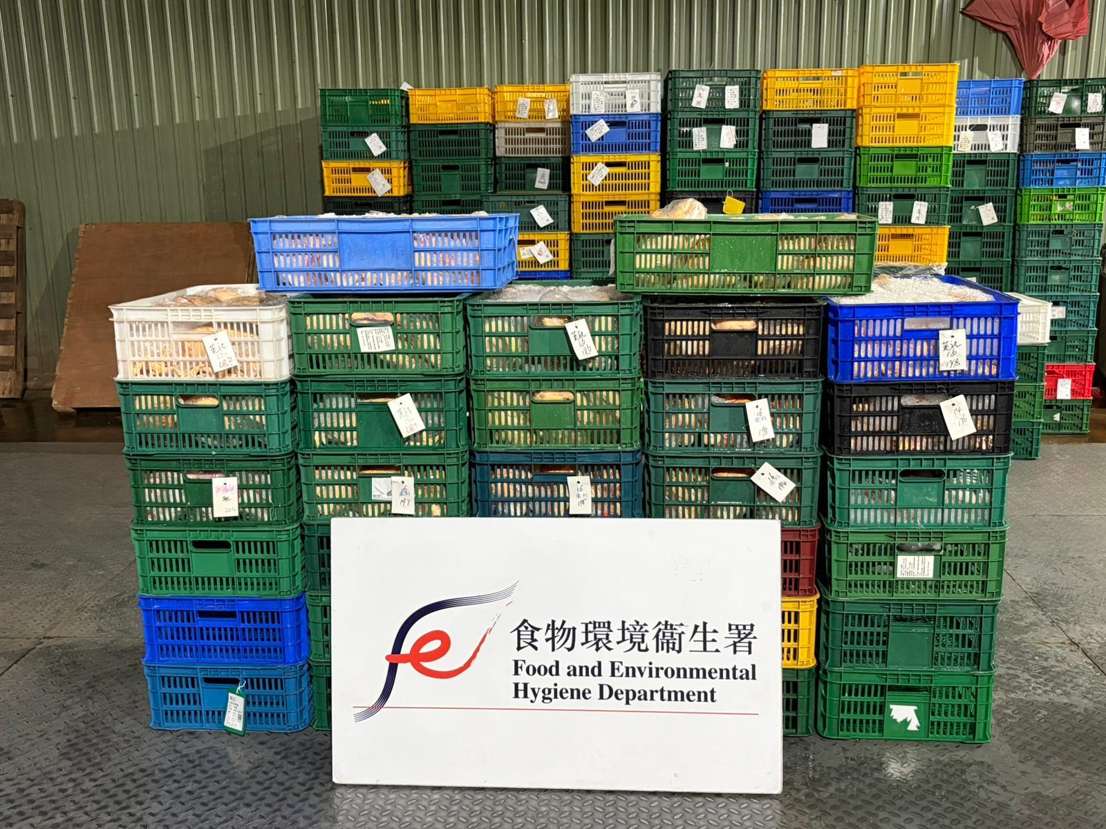 食物環境衞生署昨晚（十二月十七日）在元朗八鄉搗破一間無牌凍房。圖示行動中檢獲的部分肉類。