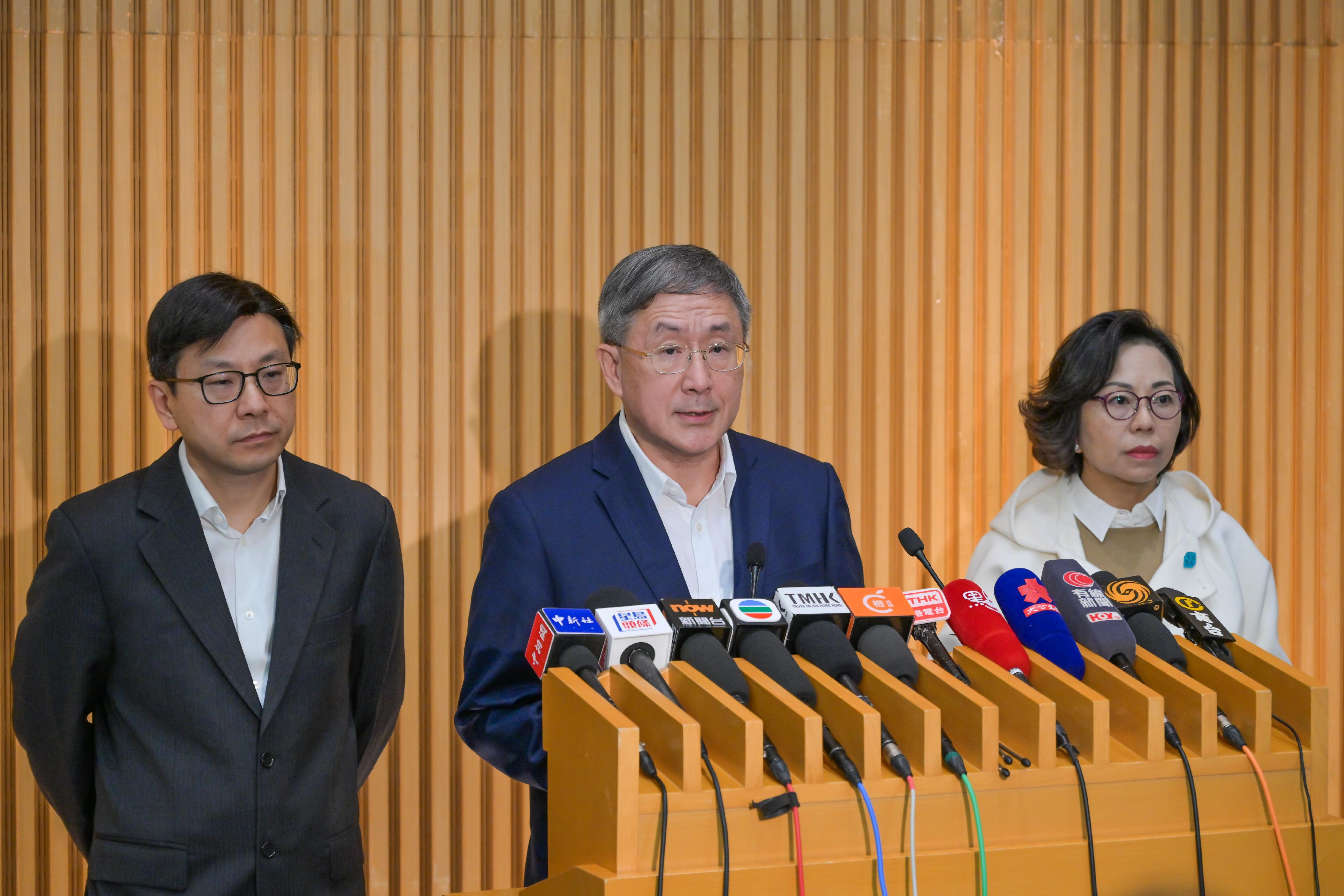 The Deputy Chief Secretary for Administration, Mr Cheuk Wing-hing (centre), together with the Secretary for Home and Youth Affairs, Miss Alice Mak (right), and the Secretary for Labour and Welfare, Mr Chris Sun (left), meets the media today (December 18) on the Support Fund for Wang Fuk Court in Tai Po.